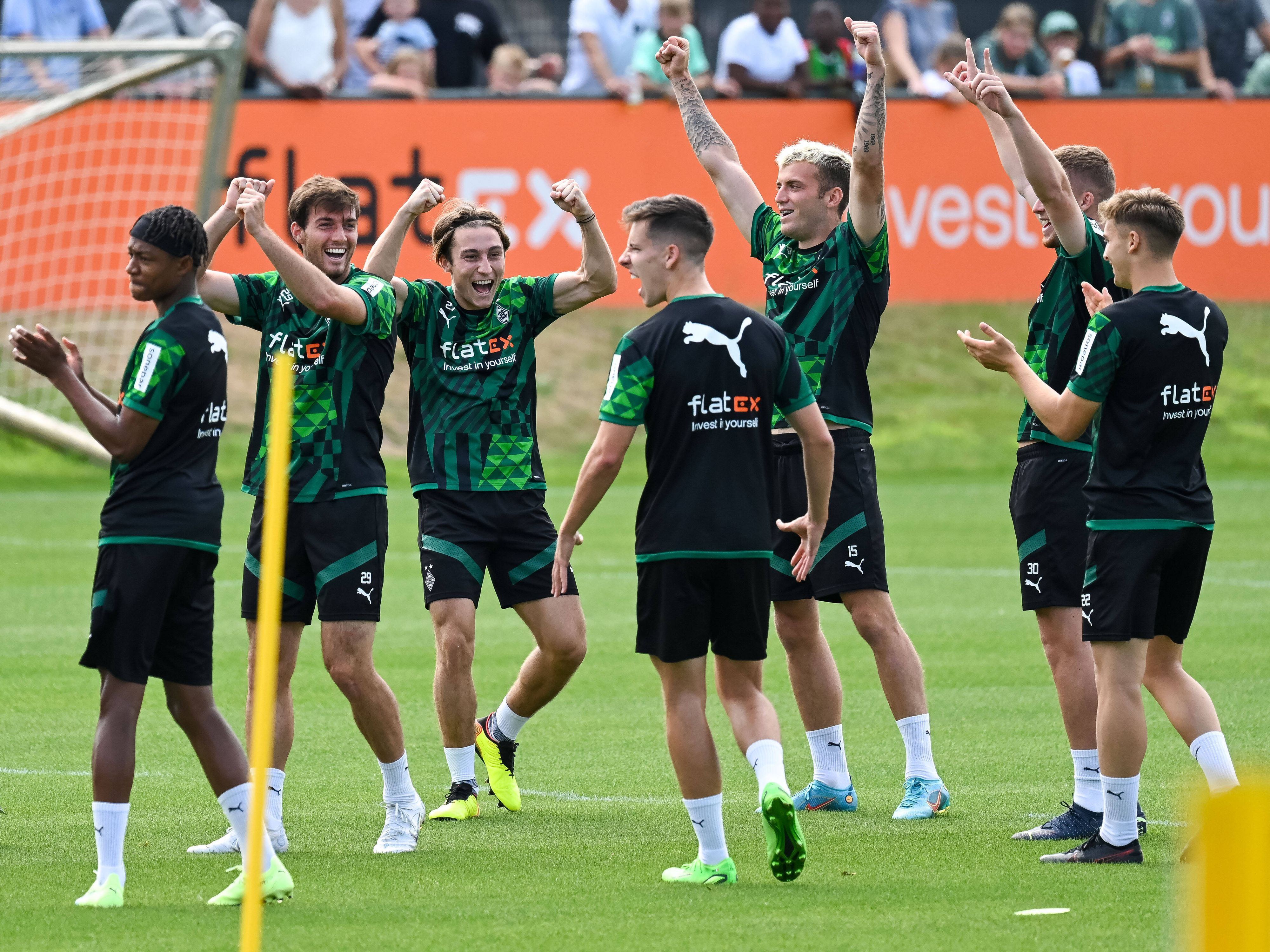 Gute Stimmung im Gladbach-Training, wie hier zu sehen am 4. August 2022 während einer Einheit im Borussia-Park. Spieler wie Jordan Beyer oder Joe Scally jubeln.