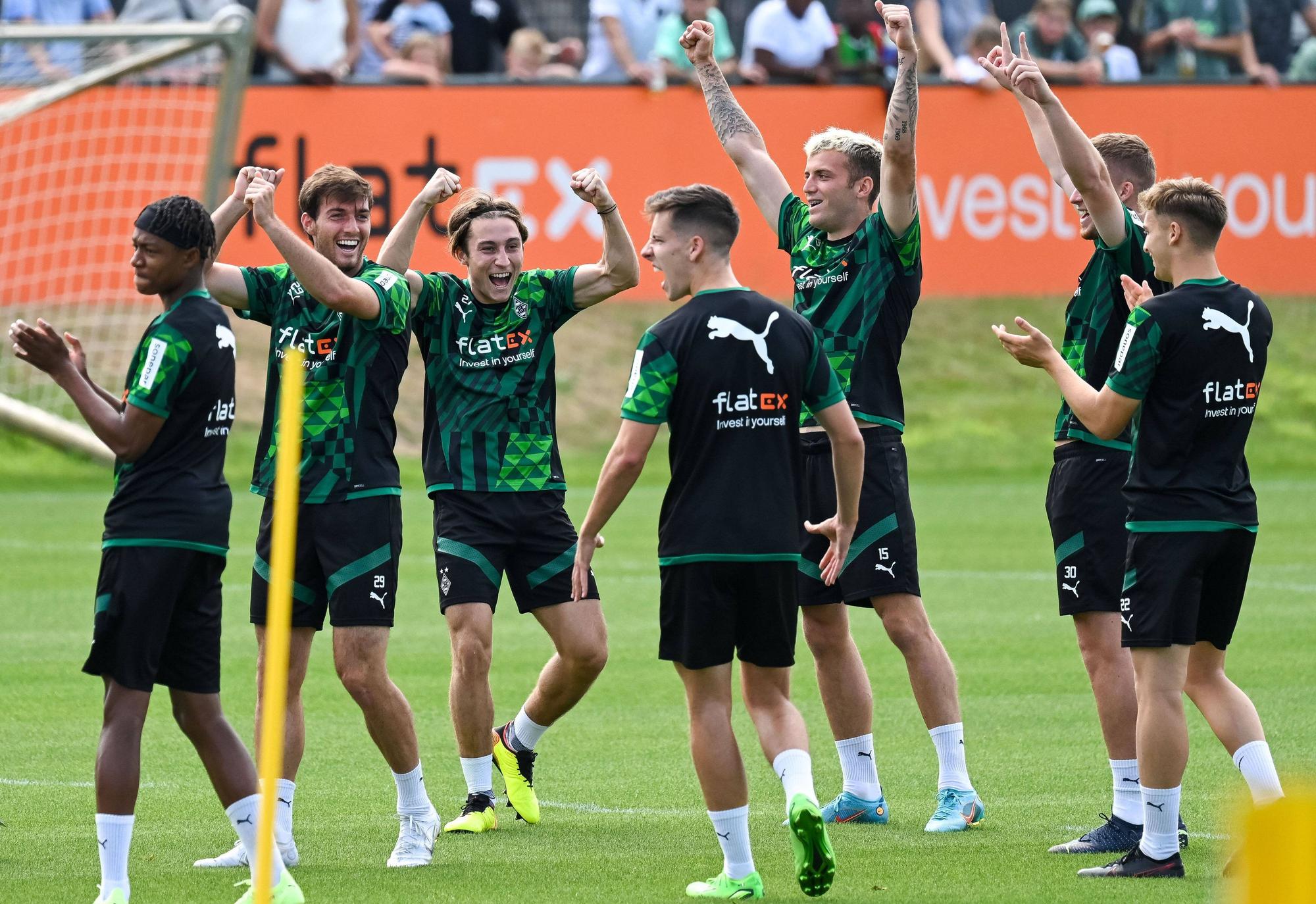Gute Stimmung im Gladbach-Training, wie hier zu sehen am 4. August 2022 während einer Einheit im Borussia-Park. Spieler wie Jordan Beyer oder Joe Scally jubeln.