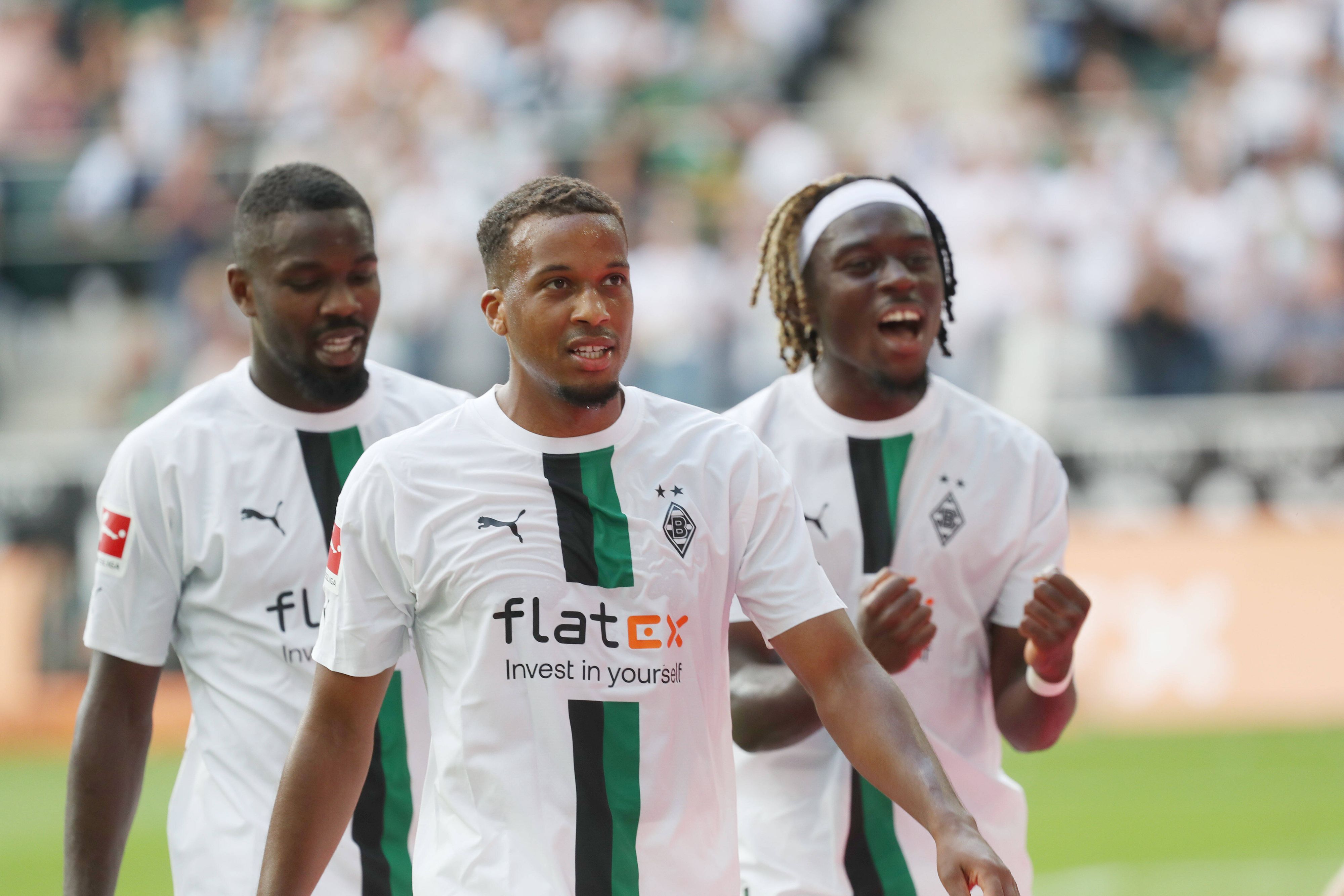 Alassane Plea (Mitte) ist „Borussia-Spieler des Spiels“. Auf diesem Foto ist der Franzose nach dem Bundesliga-Sieg (6. August 2022) gegen die TSG Hoffenheim zu sehen. Seine Teamkollegen Marcus Thuram (l.) und Manu Kóne (r.) sind auch dabei. Die Gladbach-Profis freuen auch über den Erfolg.