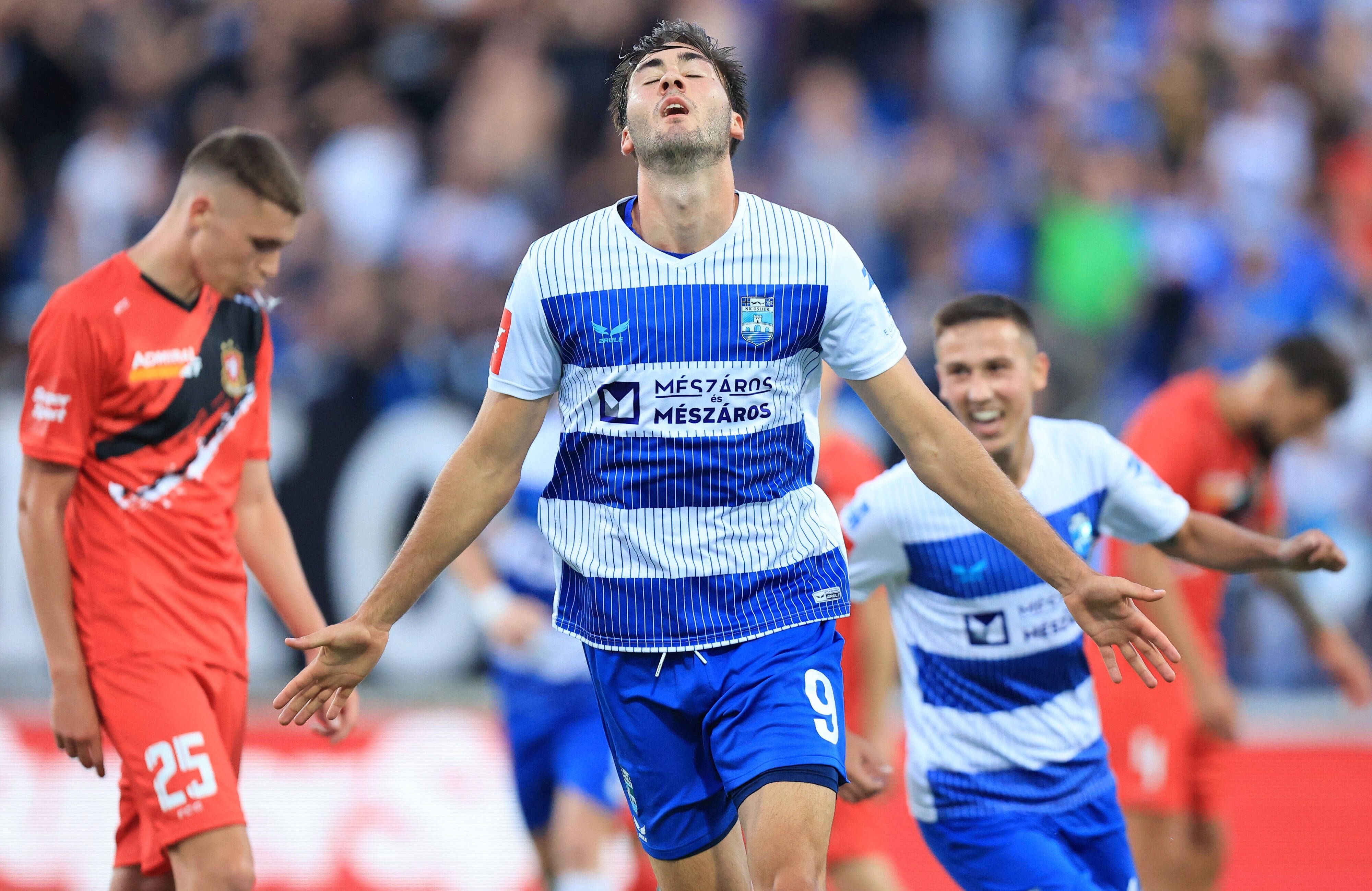 Ist er so auch bald im Trikot von Fußball-Bundesligist Borussia Mönchengladbach zu sehen? Stürmer Dion Drena Beljo jubelt über einen seiner beiden Treffer beim 2:1-Sieg seines Klubs NK Osijek im Liga-Spiel gegen HNK Gorica am 16. Juli 2022. Er breitet die Arme beim Jubellauf aus.