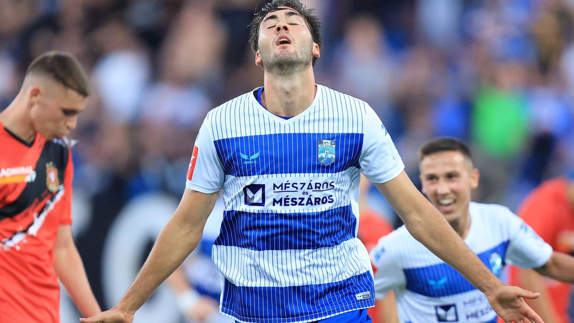 Ist er so auch bald im Trikot von Fußball-Bundesligist Borussia Mönchengladbach zu sehen? Stürmer Dion Drena Beljo jubelt über einen seiner beiden Treffer beim 2:1-Sieg seines Klubs NK Osijek im Liga-Spiel gegen HNK Gorica am 16. Juli 2022. Er breitet die Arme beim Jubellauf aus.