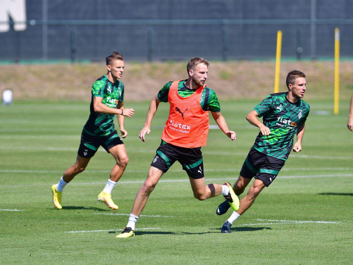 Marvin Friedrich, Innenverteidiger von Borussia Mönchengladbach, hier zu sehen am 10. August 2022 im Team-Training im Borussia-Park, meldet sich vor dem Bundesliga-Duell bei seinem Ex-Klub Schalke 04 „topfit“ zurück. Rechts ist Patrick Herrmann zu sehen, links Hannes Wolf.