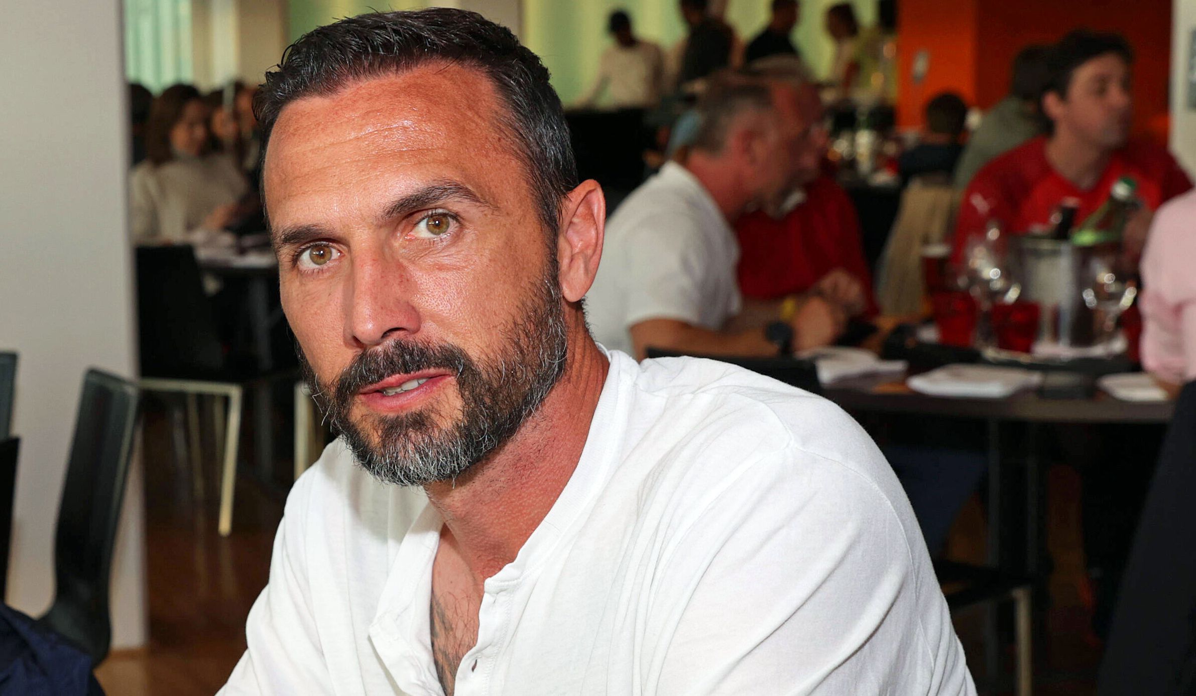 Ex-Gladbach-Kapitän Martin Stranzl, hier zu sehen am 10. Juni 2022 bei einem Länderspiel Österreichs in der UEFA Nations League gegen Frankreich in Wien. Stranzl sitzt im VIP-Bereich und blickt in die Kamera des Fotografen.