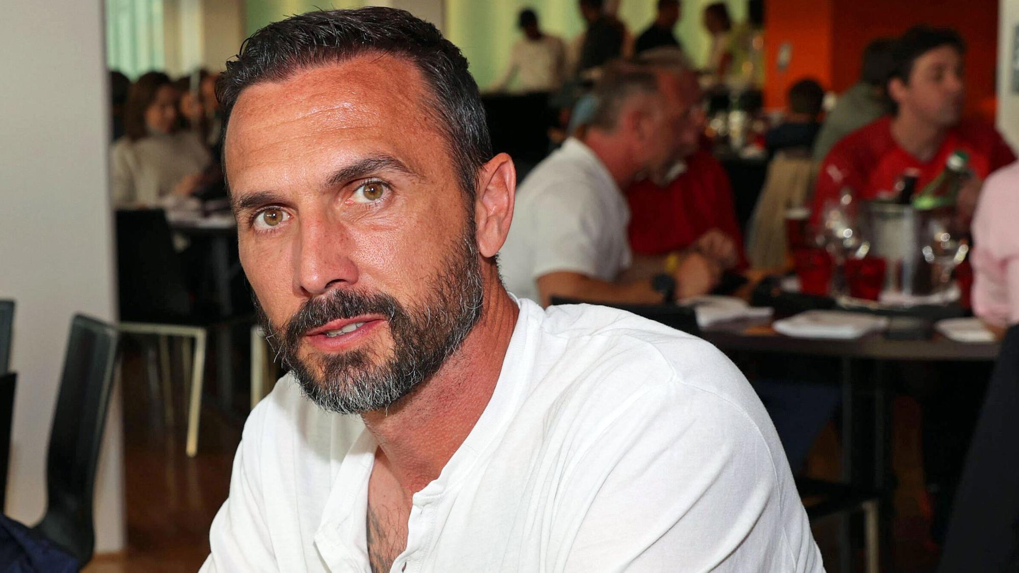 Ex-Gladbach-Kapitän Martin Stranzl, hier zu sehen am 10. Juni 2022 bei einem Länderspiel Österreichs in der UEFA Nations League gegen Frankreich in Wien. Stranzl sitzt im VIP-Bereich und blickt in die Kamera des Fotografen.