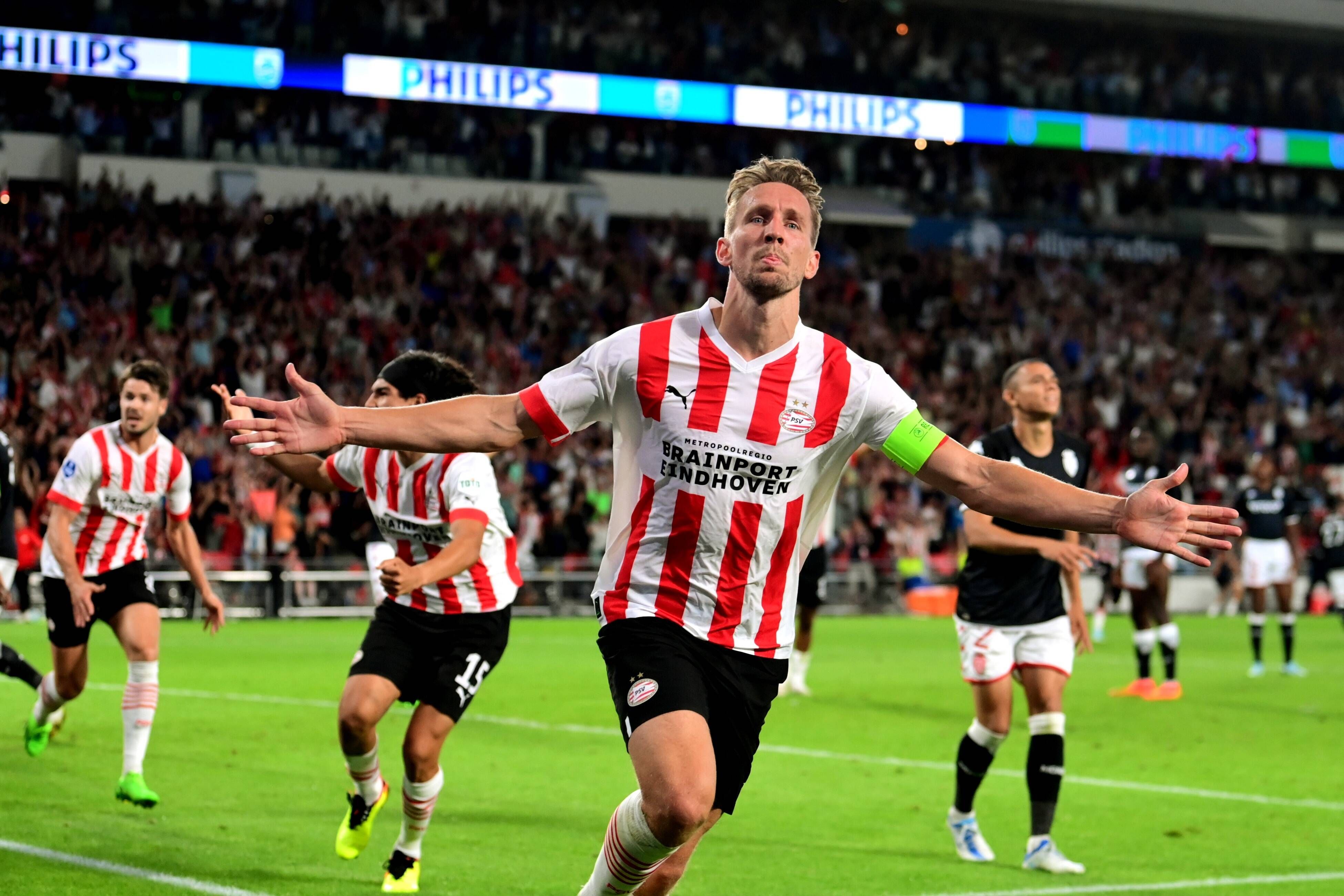 Ex-Gladbach-Stürmer Luuk de Jong bejubelt am 9. August 2022 seinen Treffer zum 3:2 für PSV Eindhoven in der Champions-Legaue-Qualifikationsrunde gegen AS Monaco. De Jong breitet die Arme aus.