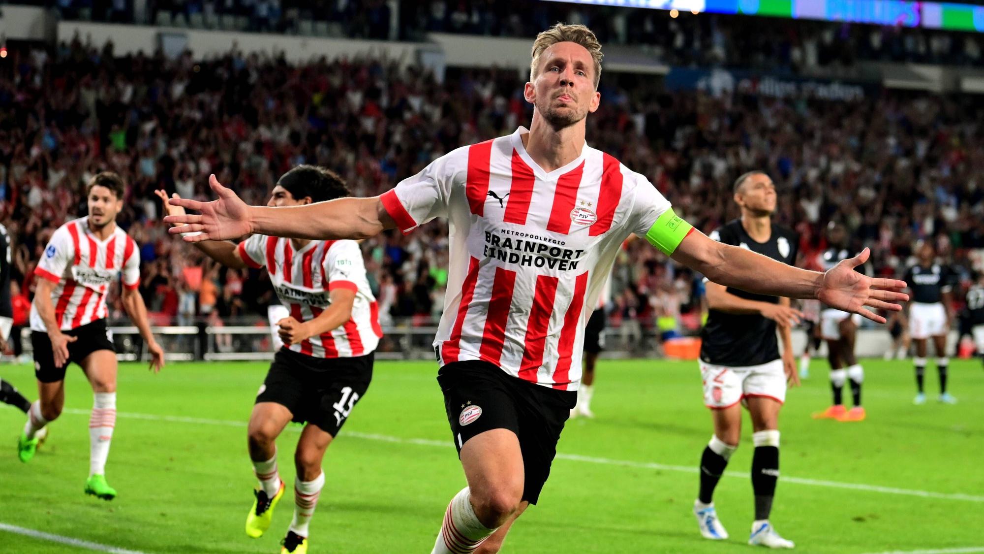 Ex-Gladbach-Stürmer Luuk de Jong bejubelt am 9. August 2022 seinen Treffer zum 3:2 für PSV Eindhoven in der Champions-Legaue-Qualifikationsrunde gegen AS Monaco. De Jong breitet die Arme aus.