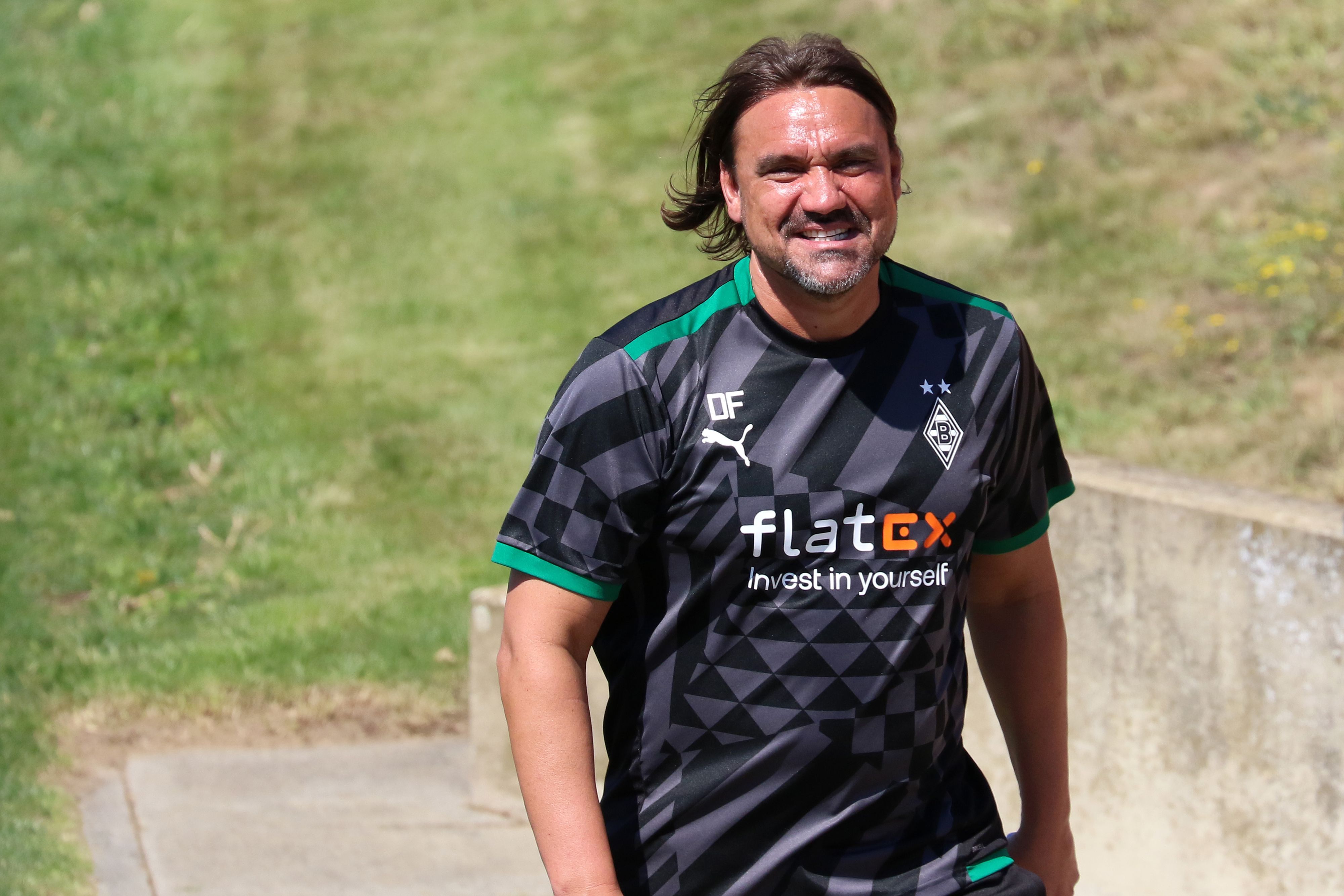 Daniel Farke, Trainer von Borussia Mönchengladbach, lächelt bei der Trainingseinheit der Fohlen am 11. August 2022 im Borussia-Park.