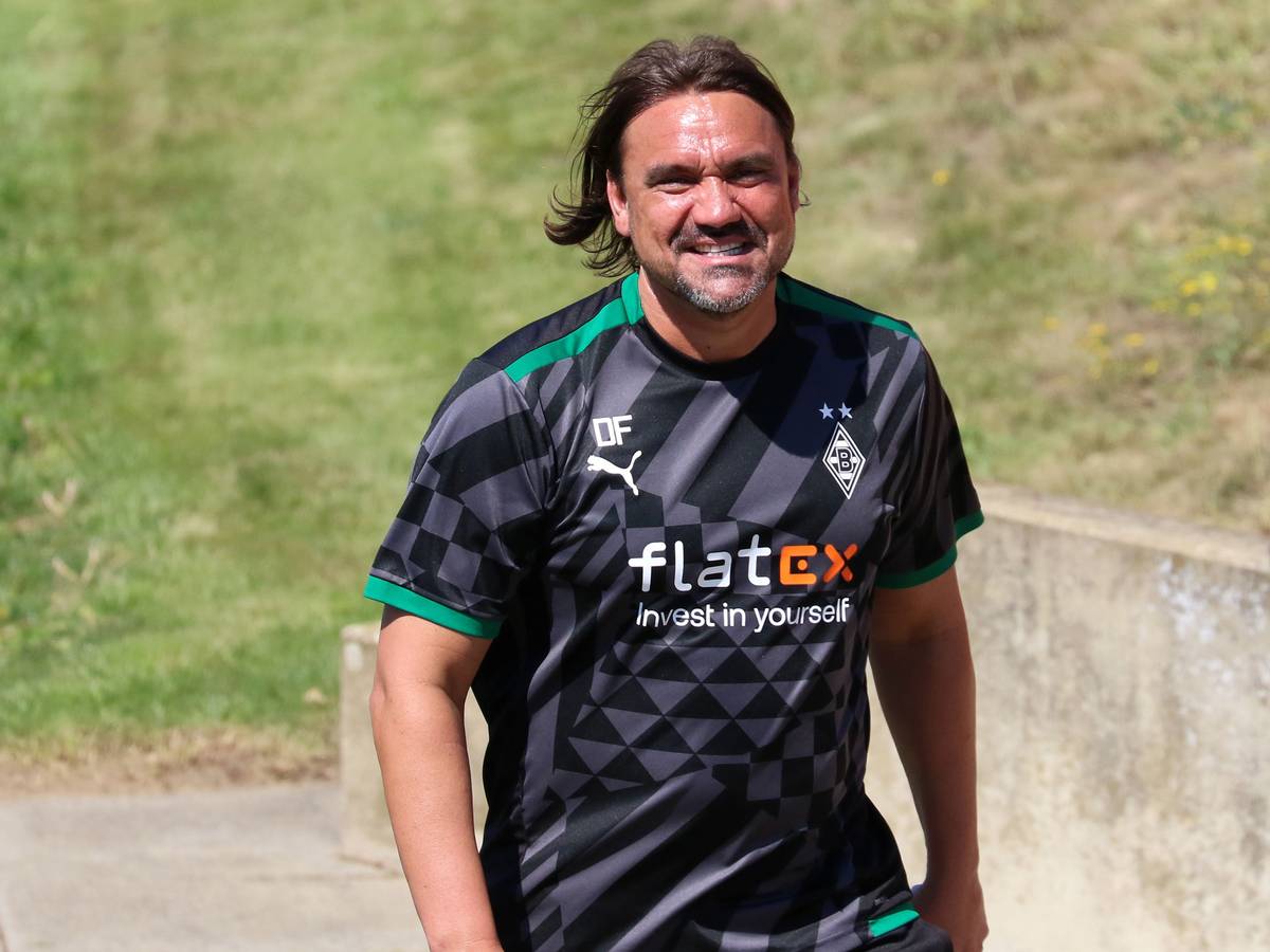 Daniel Farke, Trainer von Borussia Mönchengladbach, lächelt bei der Trainingseinheit der Fohlen am 11. August 2022 im Borussia-Park.