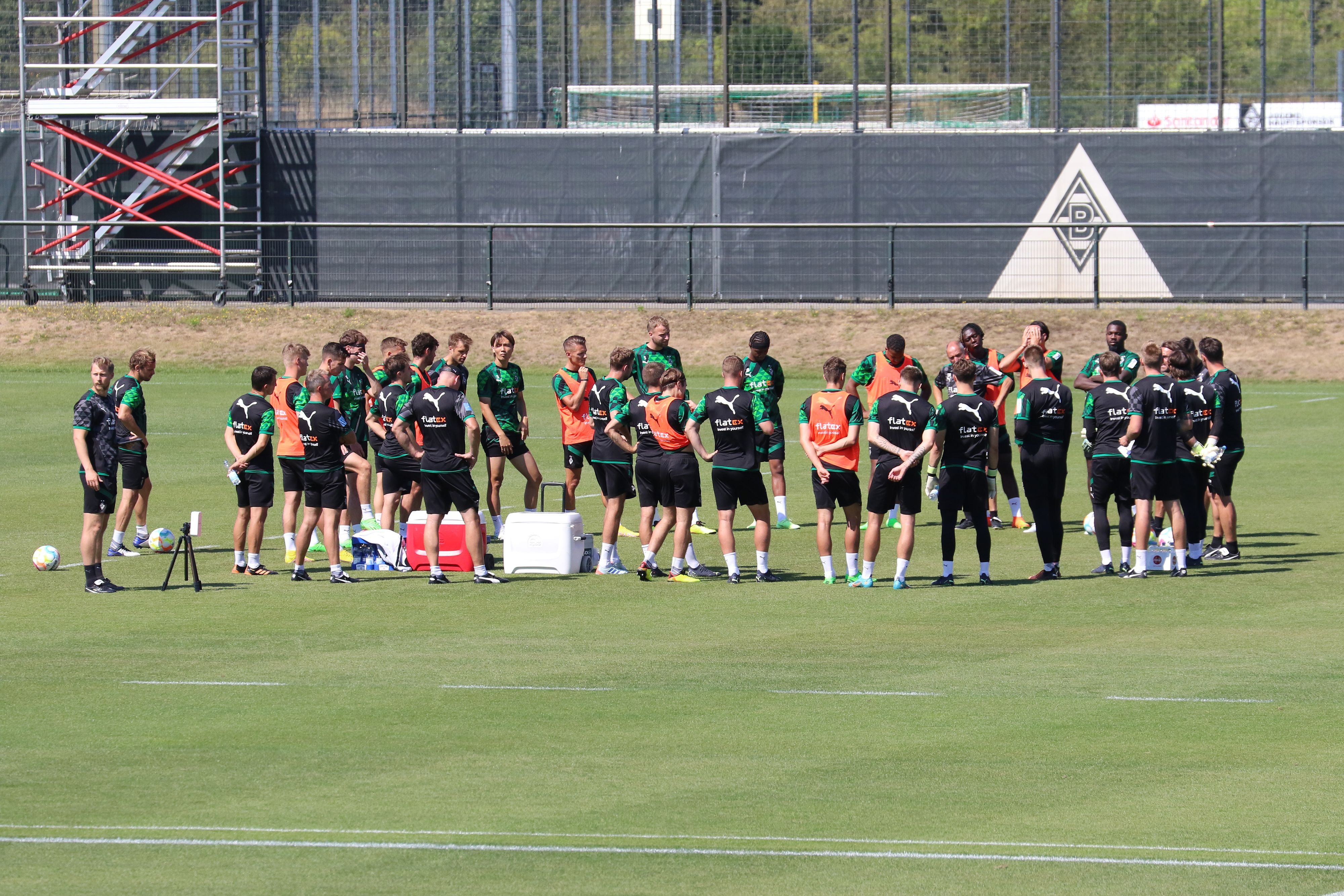 Am Samstag (13. August 2022) trifft Borussia Mönchengladbach in der Bundesliga auf dem FC Schalke 04. Trainer Daniel Farke kann dabei personell nahezu aus dem Vollen schöpfen. Das Foto zeigt das Team bei einer Trainingseinheit am 11. August.