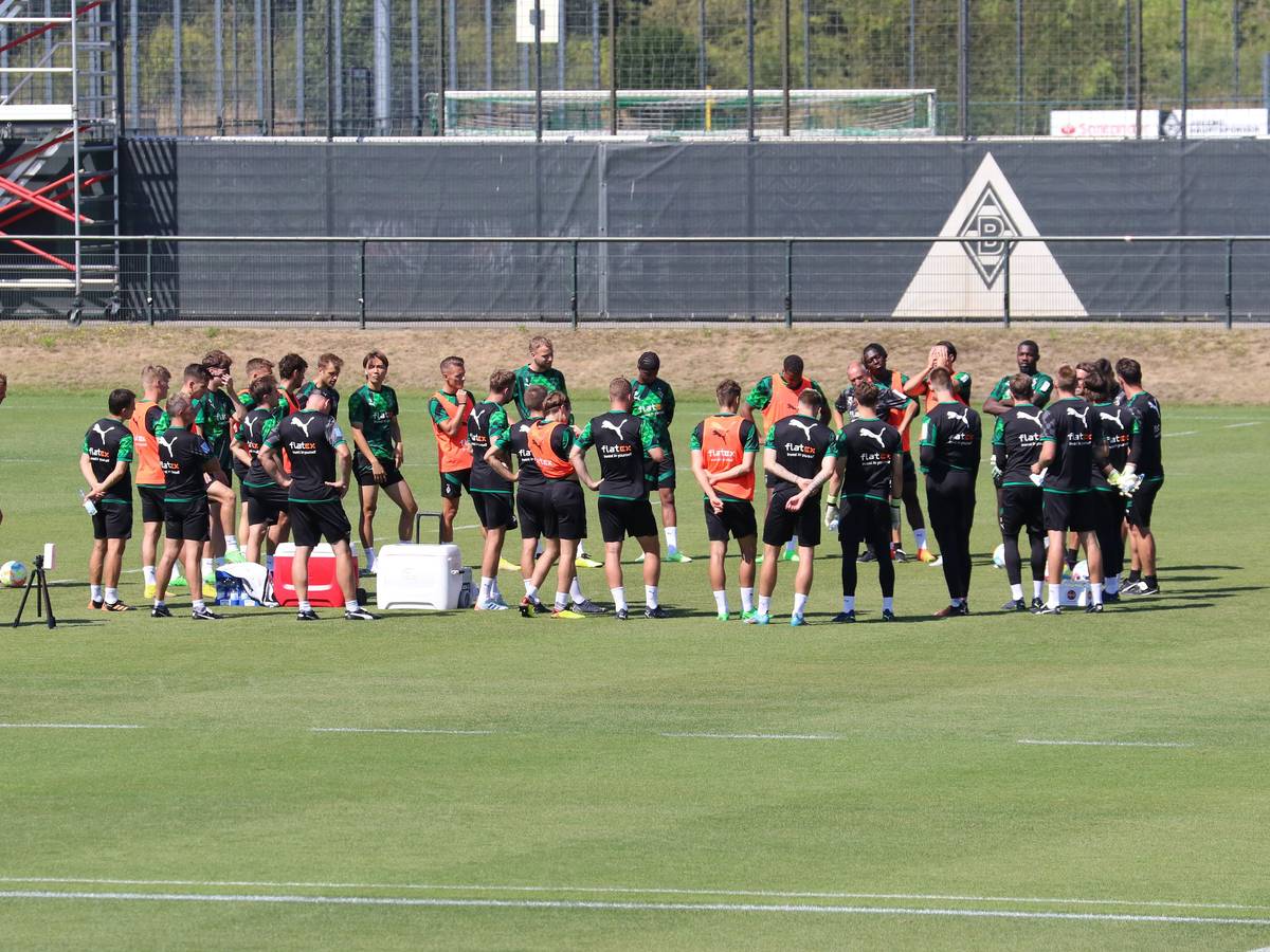 Am Samstag (13. August 2022) trifft Borussia Mönchengladbach in der Bundesliga auf dem FC Schalke 04. Trainer Daniel Farke kann dabei personell nahezu aus dem Vollen schöpfen. Das Foto zeigt das Team bei einer Trainingseinheit am 11. August.