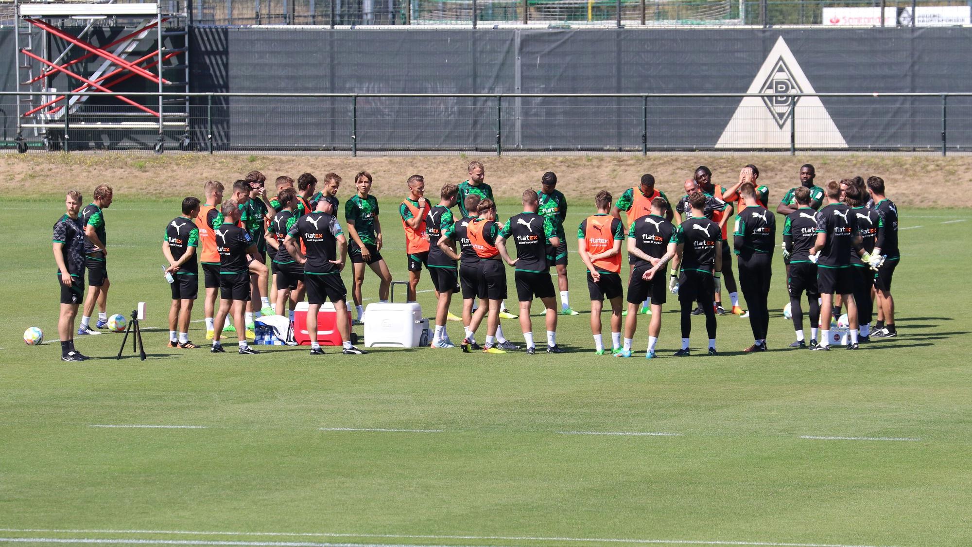 Am Samstag (13. August 2022) trifft Borussia Mönchengladbach in der Bundesliga auf dem FC Schalke 04. Trainer Daniel Farke kann dabei personell nahezu aus dem Vollen schöpfen. Das Foto zeigt das Team bei einer Trainingseinheit am 11. August.