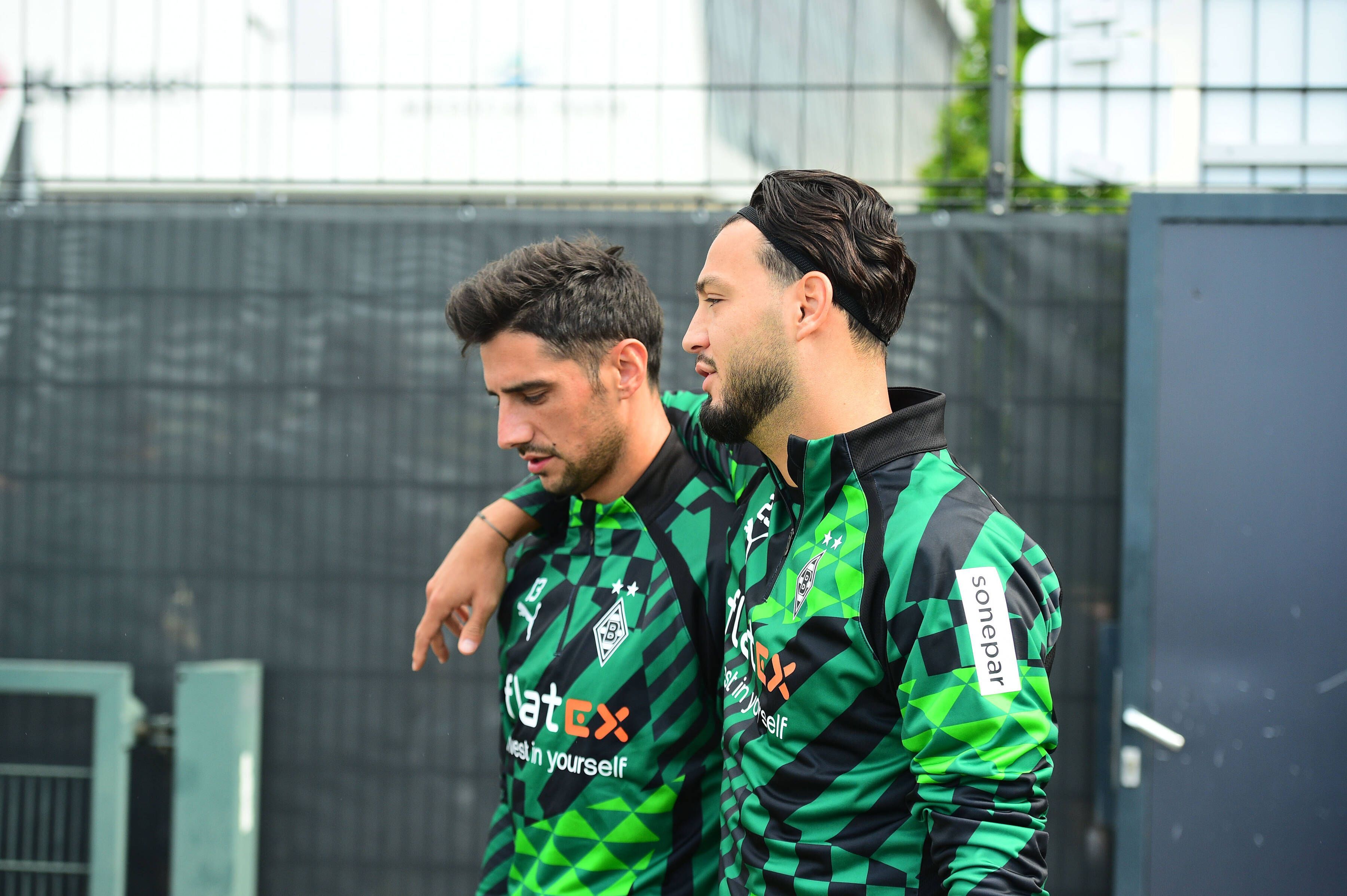 Lars Stindl, Kapitän von Borussia Mönchengladbach, hier mit Mannschaftskamerad Ramy Bensebaini am 29. Juli 2022, fehlt derzeit verletzt.