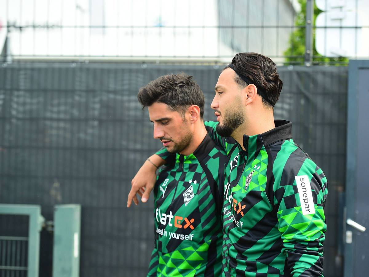 Lars Stindl, Kapitän von Borussia Mönchengladbach, hier mit Mannschaftskamerad Ramy Bensebaini am 29. Juli 2022, fehlt derzeit verletzt.