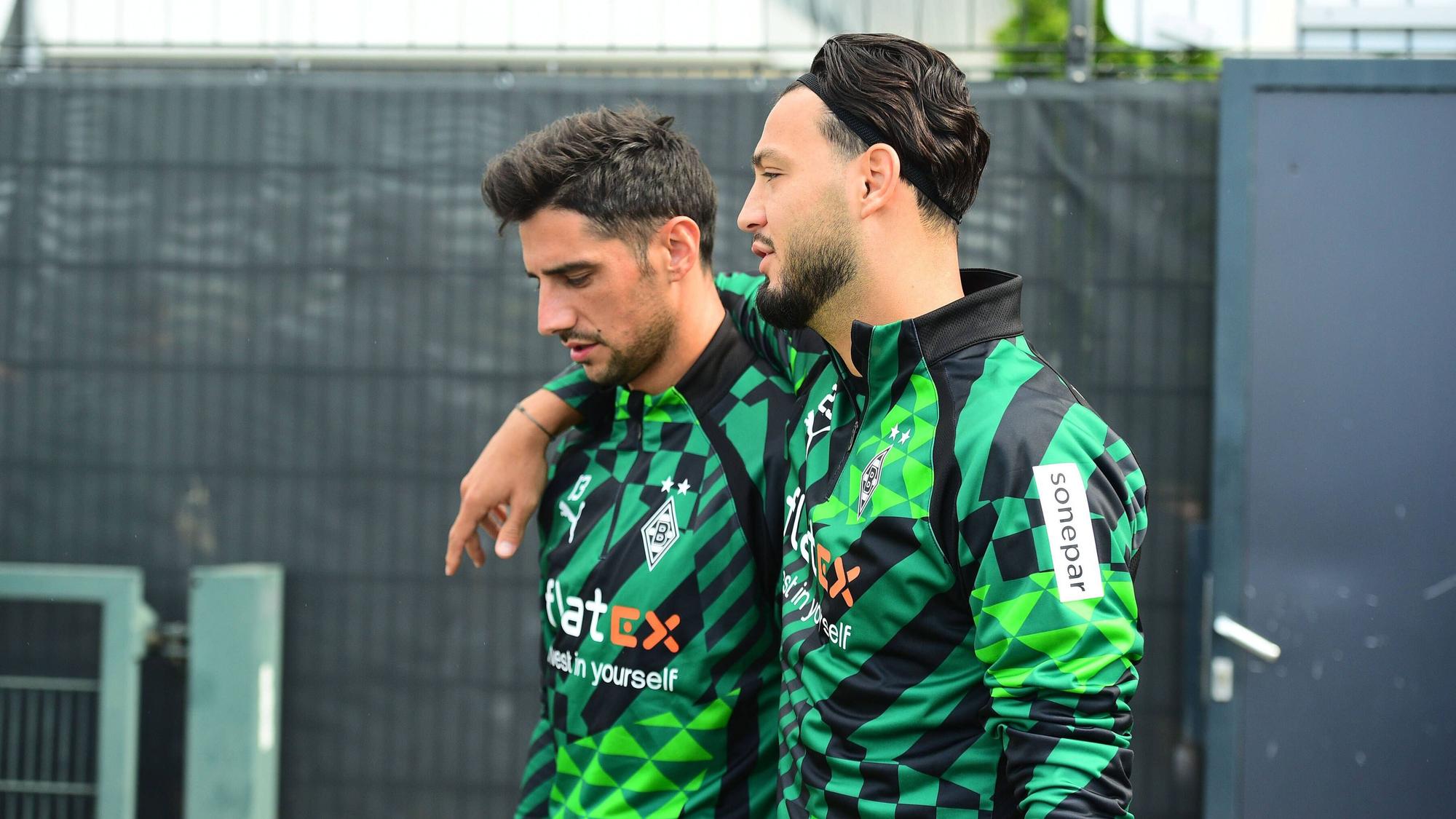 Lars Stindl, Kapitän von Borussia Mönchengladbach, hier mit Mannschaftskamerad Ramy Bensebaini am 29. Juli 2022, fehlt derzeit verletzt.