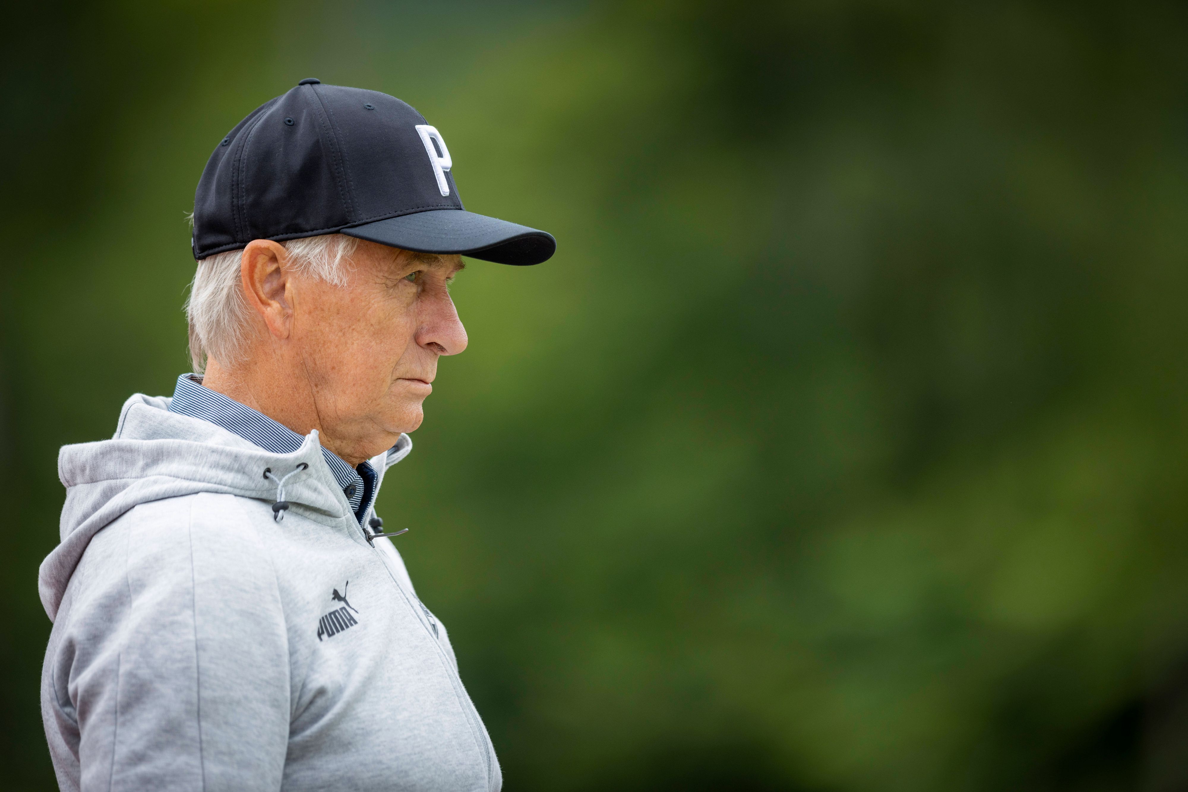Rainer Bonhof, Vize-Präsident von Borussia Mönchengladbach, im Trainingslager des Bundesligisten am 07. Juli 2022. Bonhof trägt eine graue Trainingsjacke und eine schwarze Schirmmütze.