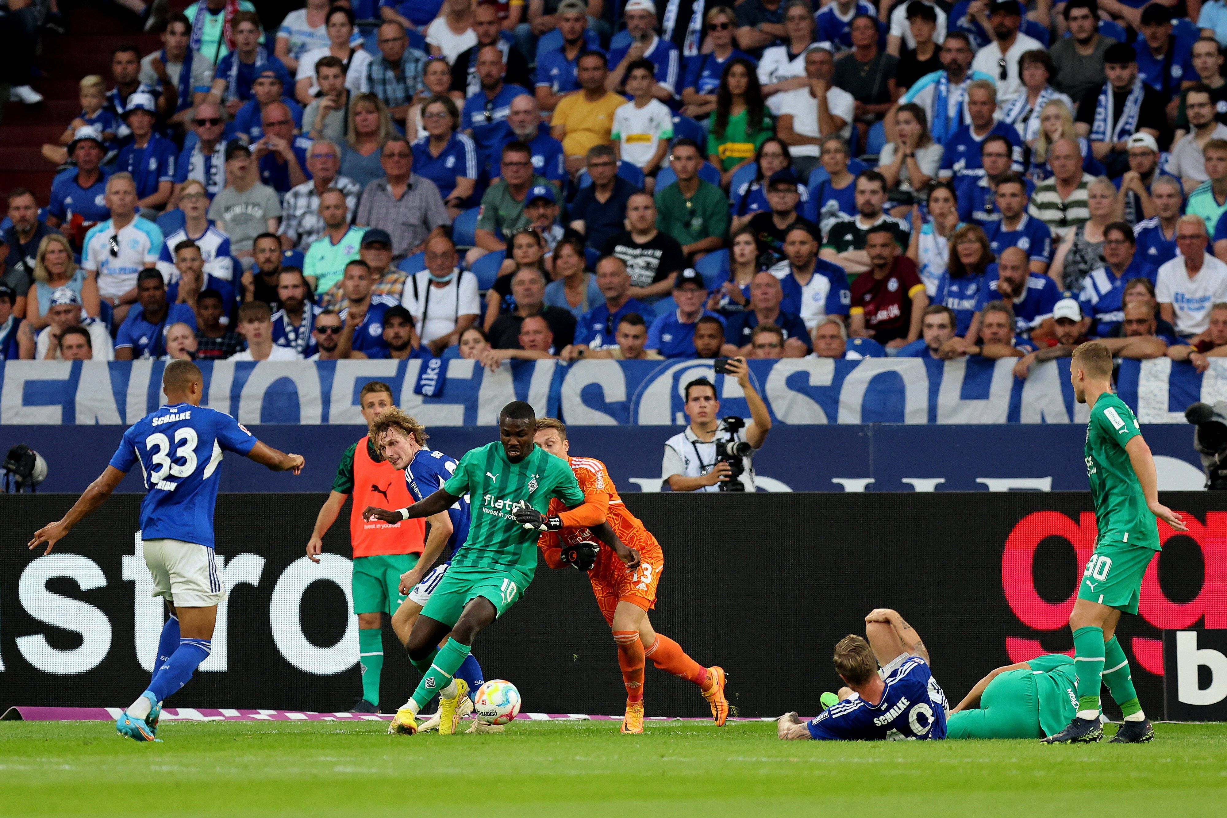 Gladbachs Marcus Thuram im Duell mit Schalke Keeper Alexander Schwolow beim Bundesliga-Spiel am Smstag (13. August 2022), welches 2:2-Remis endete.