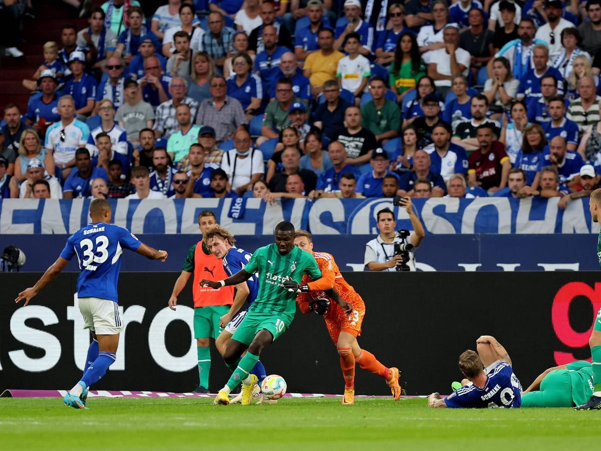 Gladbachs Marcus Thuram im Duell mit Schalke Keeper Alexander Schwolow beim Bundesliga-Spiel am Smstag (13. August 2022), welches 2:2-Remis endete.