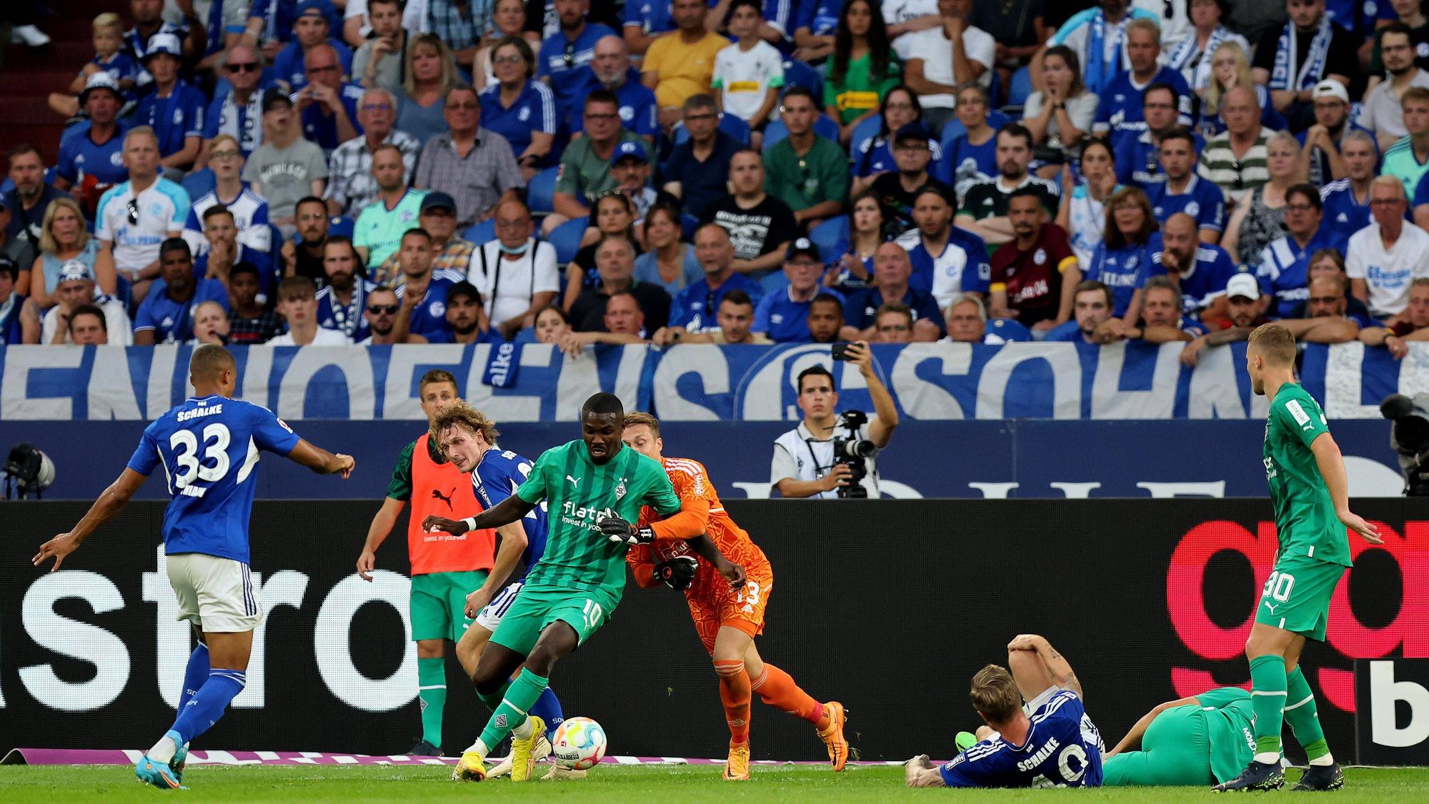 Gladbachs Marcus Thuram im Duell mit Schalke Keeper Alexander Schwolow beim Bundesliga-Spiel am Smstag (13. August 2022), welches 2:2-Remis endete.