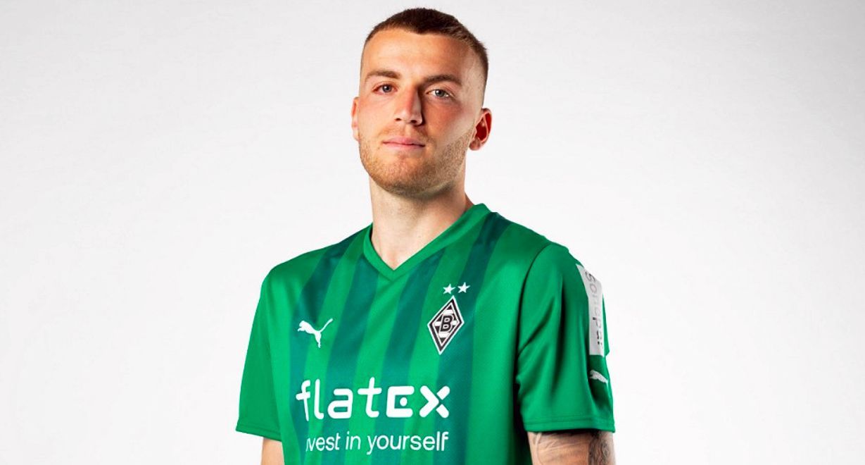 Fußball-Bundesligist Borussia Mönchengladbach hat am Samstag (13. August 2022) das neue Auswärtstrikot für die Saison 2022/2023 vorgestellt. Auf diesem Bild trägt Jordan Beyer das neue Jersey.
