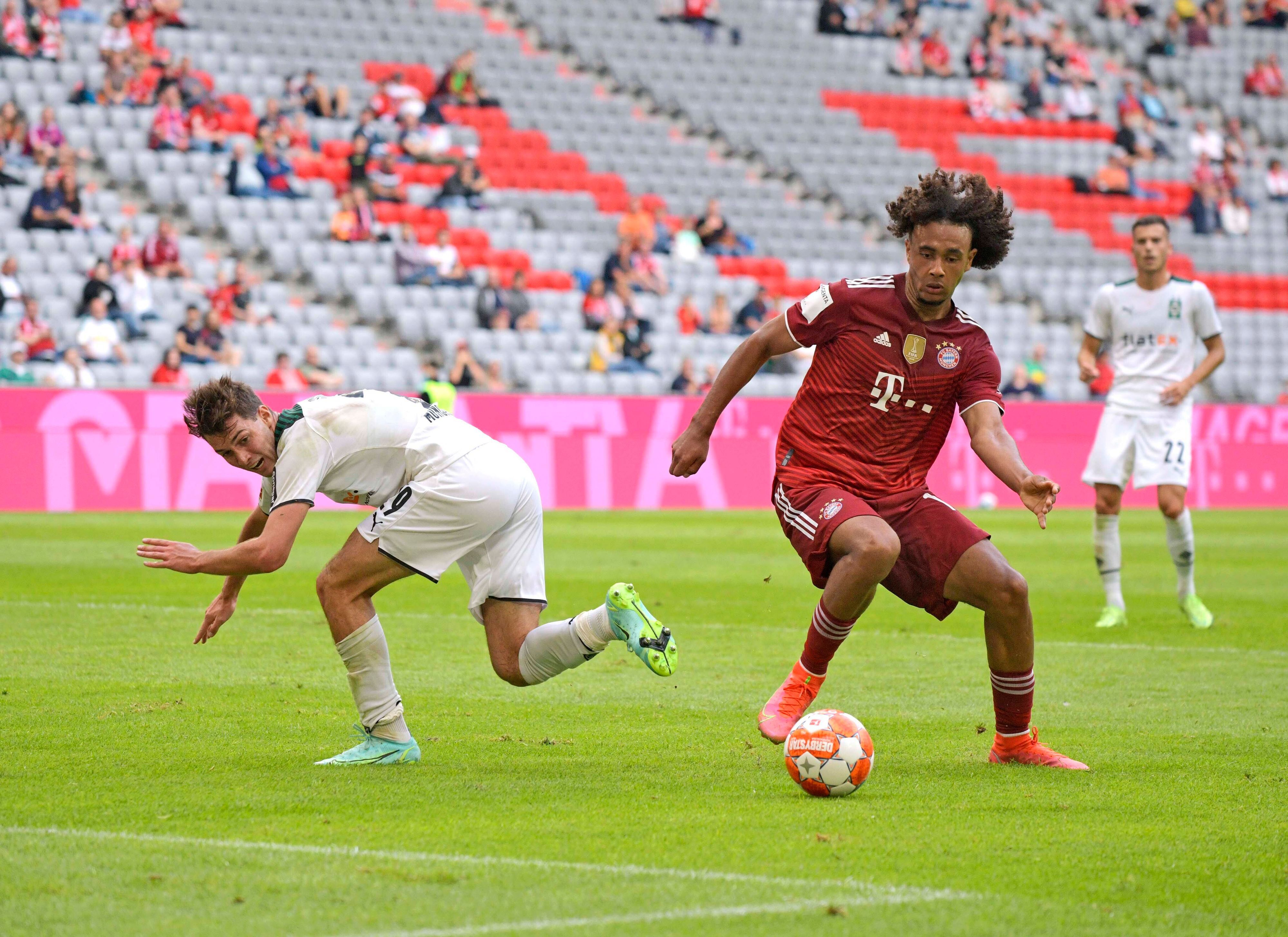 Gladbach-Verteidiger Joe Scally (l.) am 28. Juli 2021 in München im Zweikampf mit Bayern-Stürmer Joshua Zirkzee. Der Münchner hat den Ball vor sich.