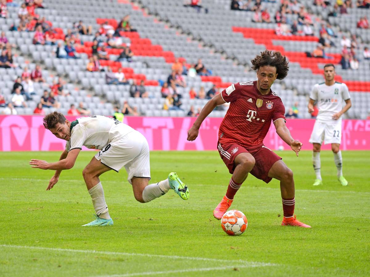 Gladbach-Verteidiger Joe Scally (l.) am 28. Juli 2021 in München im Zweikampf mit Bayern-Stürmer Joshua Zirkzee. Der Münchner hat den Ball vor sich.