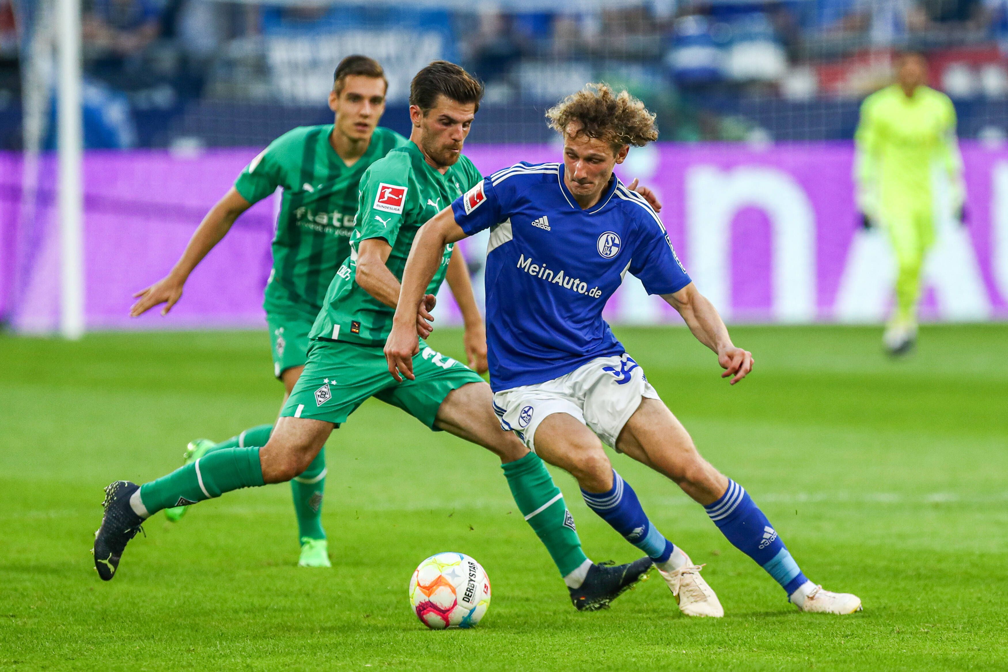 Gladbach-Profi Jonas Hofmann (l.) im Zweikampf mit Alex Kral (r.) während des Bundesliga-Duells bei Aufsteiger Schalke 04 (13. August 2022).