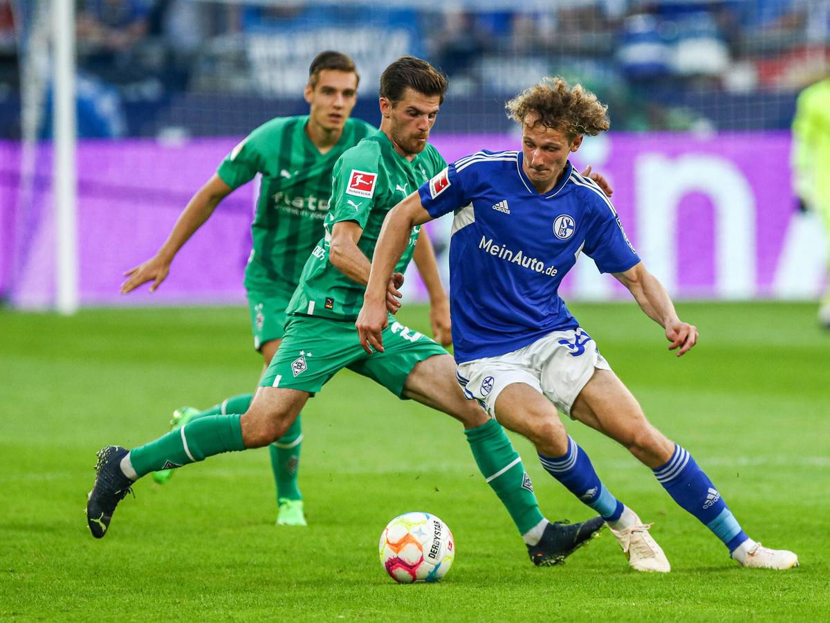 Gladbach-Profi Jonas Hofmann (l.) im Zweikampf mit Alex Kral (r.) während des Bundesliga-Duells bei Aufsteiger Schalke 04 (13. August 2022).