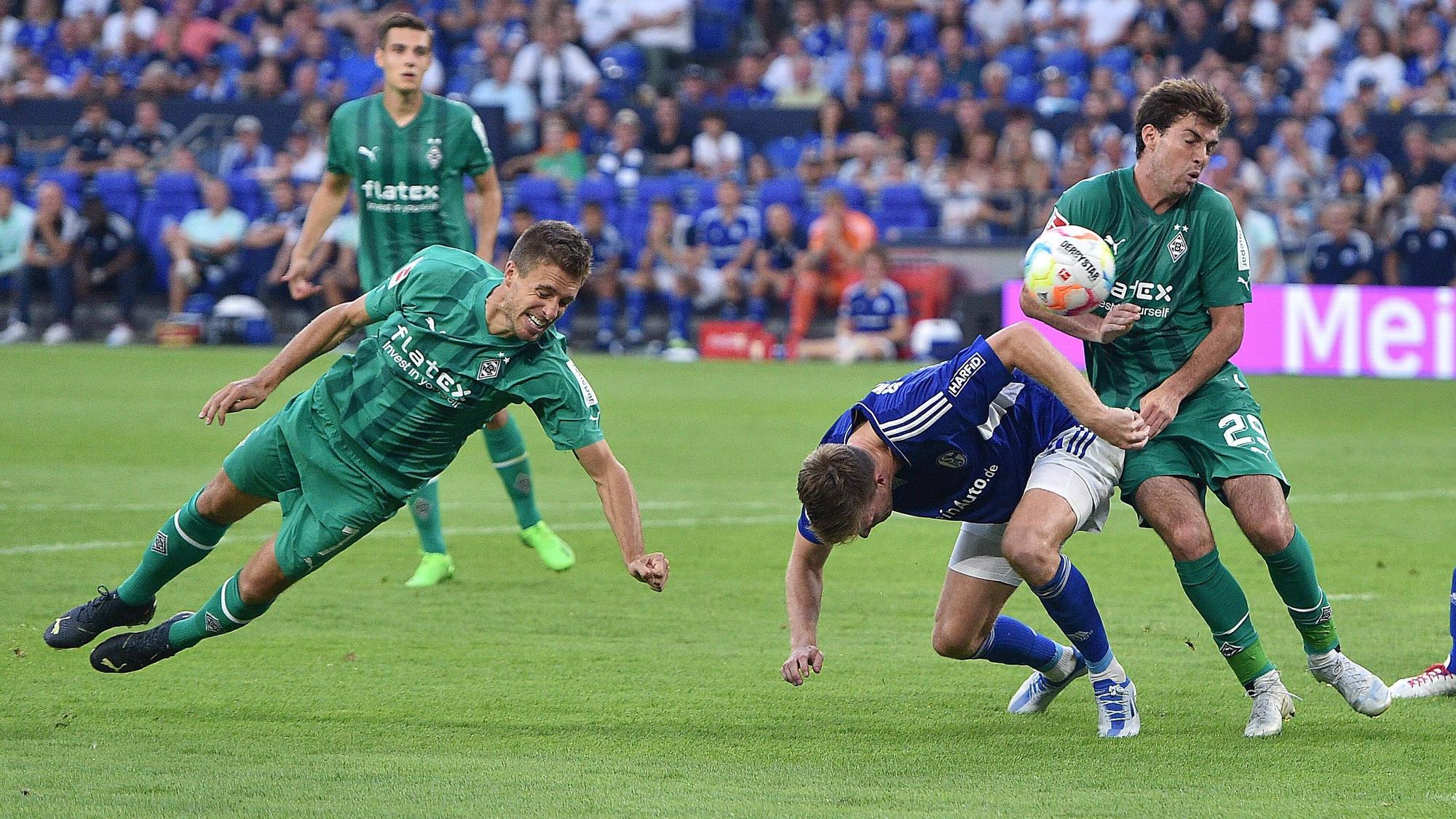 Die Szene im Bundesliga-Topspiel, in der Gladbach-Profi Patrick Herrmann (l.) einen Handelfmeter beim Duell mit Aufsteiger Schalke 04 verursacht. Herrmann hatte eine Hereingabe mit der Hand geklärt.