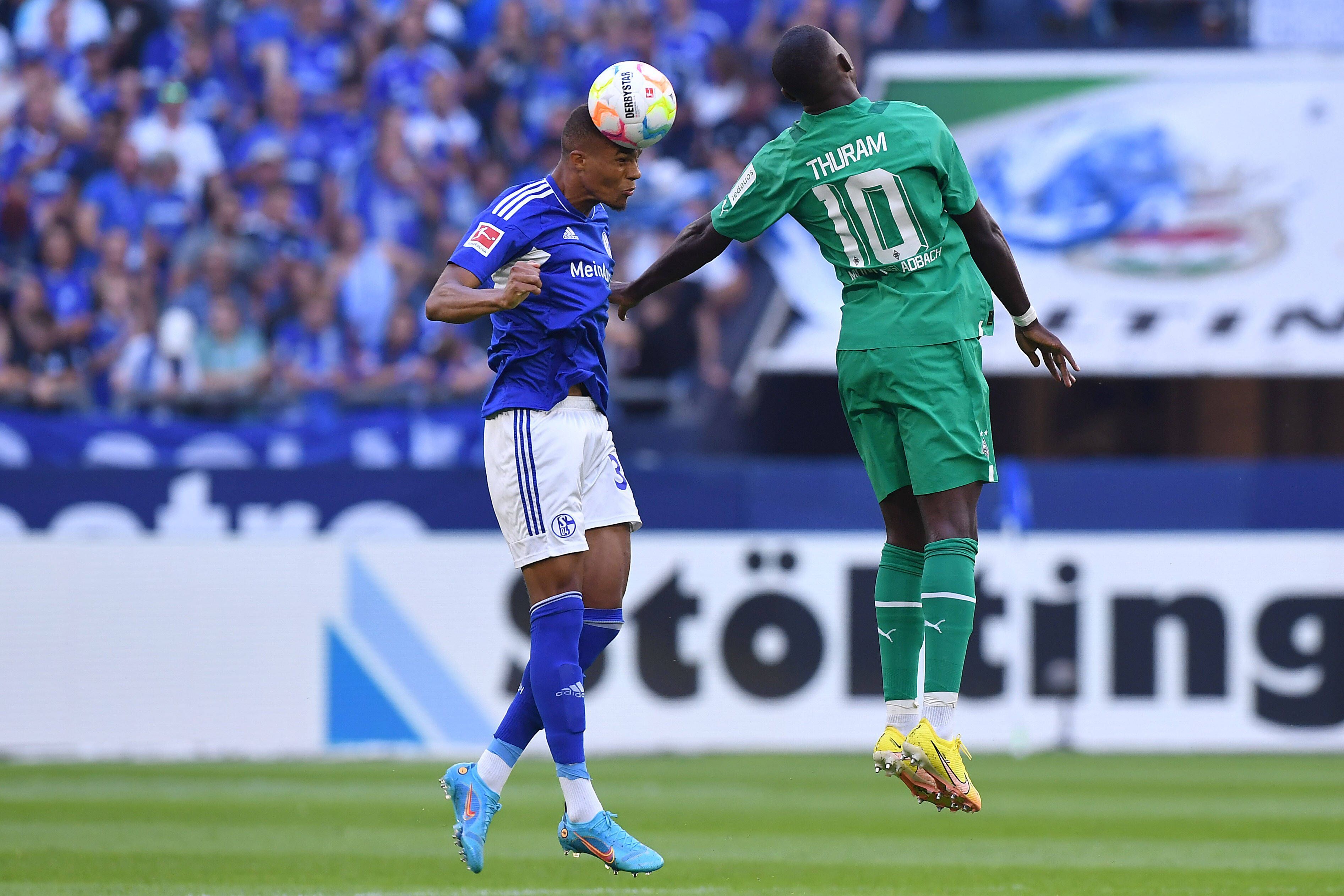 Gladbach oft zweiter Sieger. Marcus Thuram beim Kopfballduell am 13. August 2022 während der Partie zwischen Schalke 04 und Borussia Mönchengladbach.