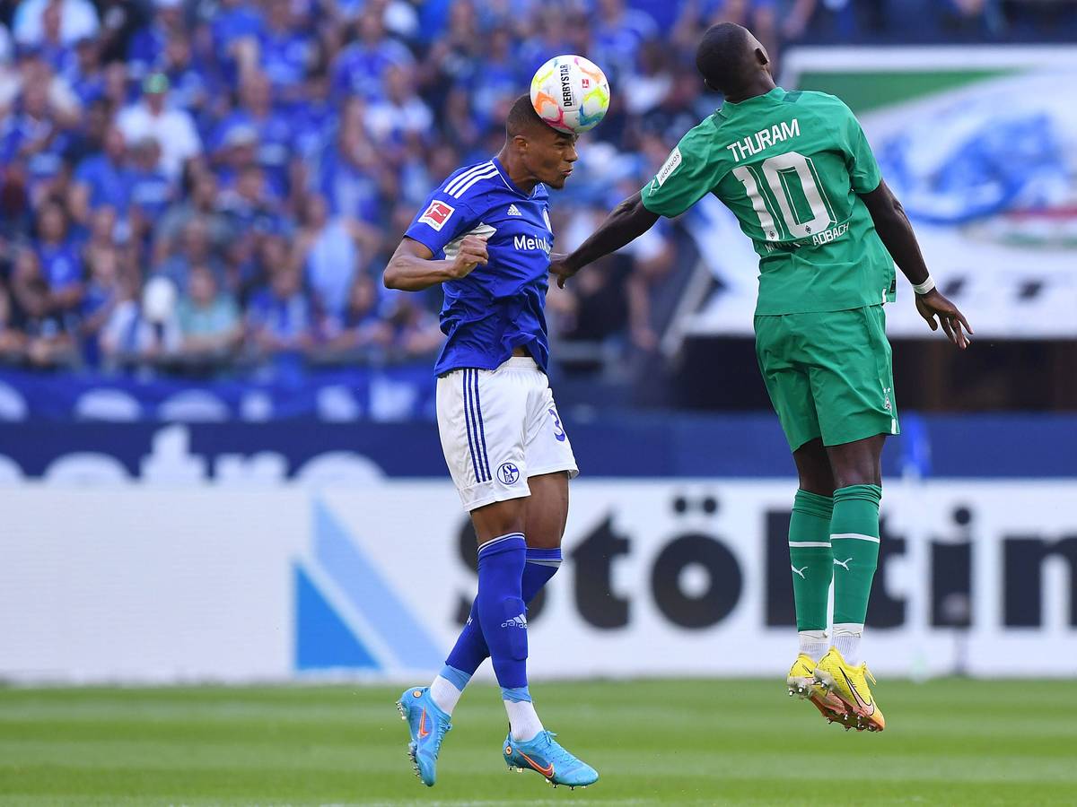 Gladbach oft zweiter Sieger. Marcus Thuram beim Kopfballduell am 13. August 2022 während der Partie zwischen Schalke 04 und Borussia Mönchengladbach.