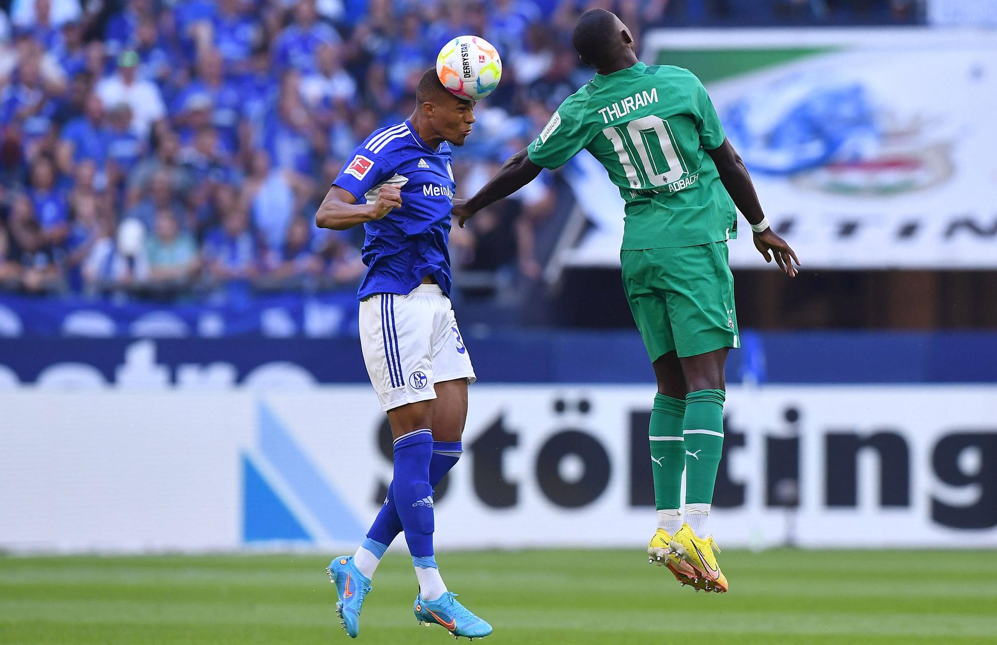 Gladbach oft zweiter Sieger. Marcus Thuram beim Kopfballduell am 13. August 2022 während der Partie zwischen Schalke 04 und Borussia Mönchengladbach.