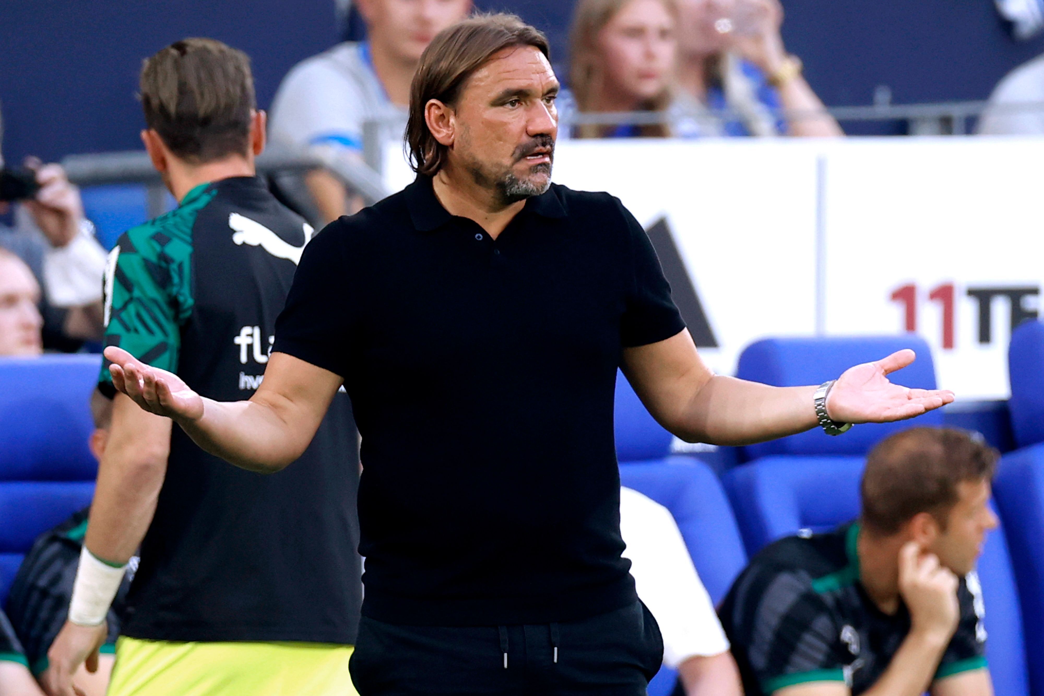 Gladbach-Trainer Daniel Farke währen der Bundesliga-Partie seiner Borussia bei Aufsteiger Schalke 04 am 13. August 2022. Farke gestikuliert.