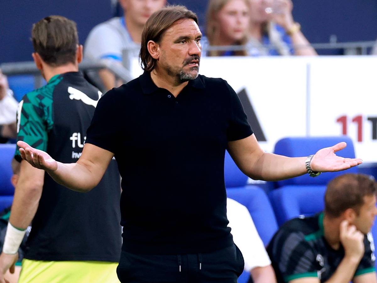 Gladbach-Trainer Daniel Farke währen der Bundesliga-Partie seiner Borussia bei Aufsteiger Schalke 04 am 13. August 2022. Farke gestikuliert.