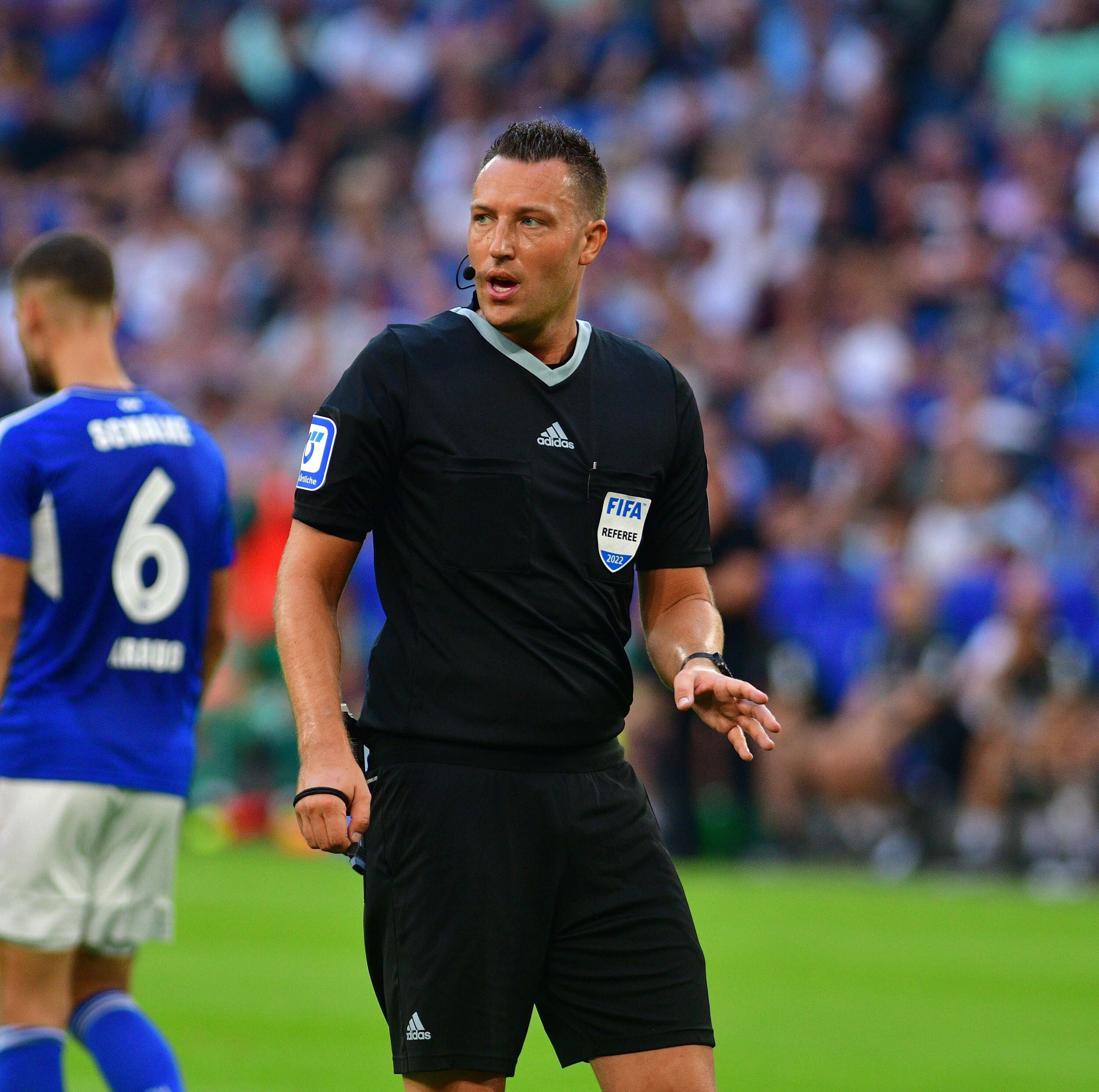 Sven Jablonski, Schiedsrichter der Partie Borussia Mönchengladbach beim FC Schalke 04 am 13. August 2022, sprechend und gestikulierend in der VELTINS-ARENA.