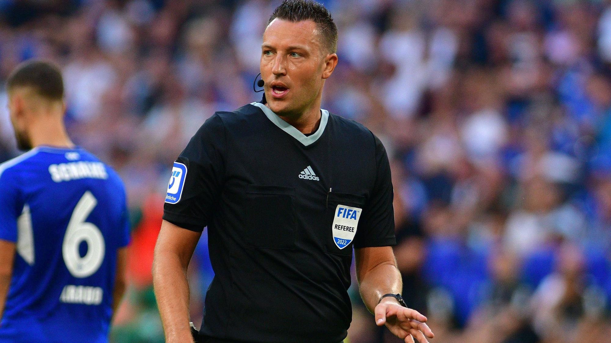 Sven Jablonski, Schiedsrichter der Partie Borussia Mönchengladbach beim FC Schalke 04 am 13. August 2022, sprechend und gestikulierend in der VELTINS-ARENA.