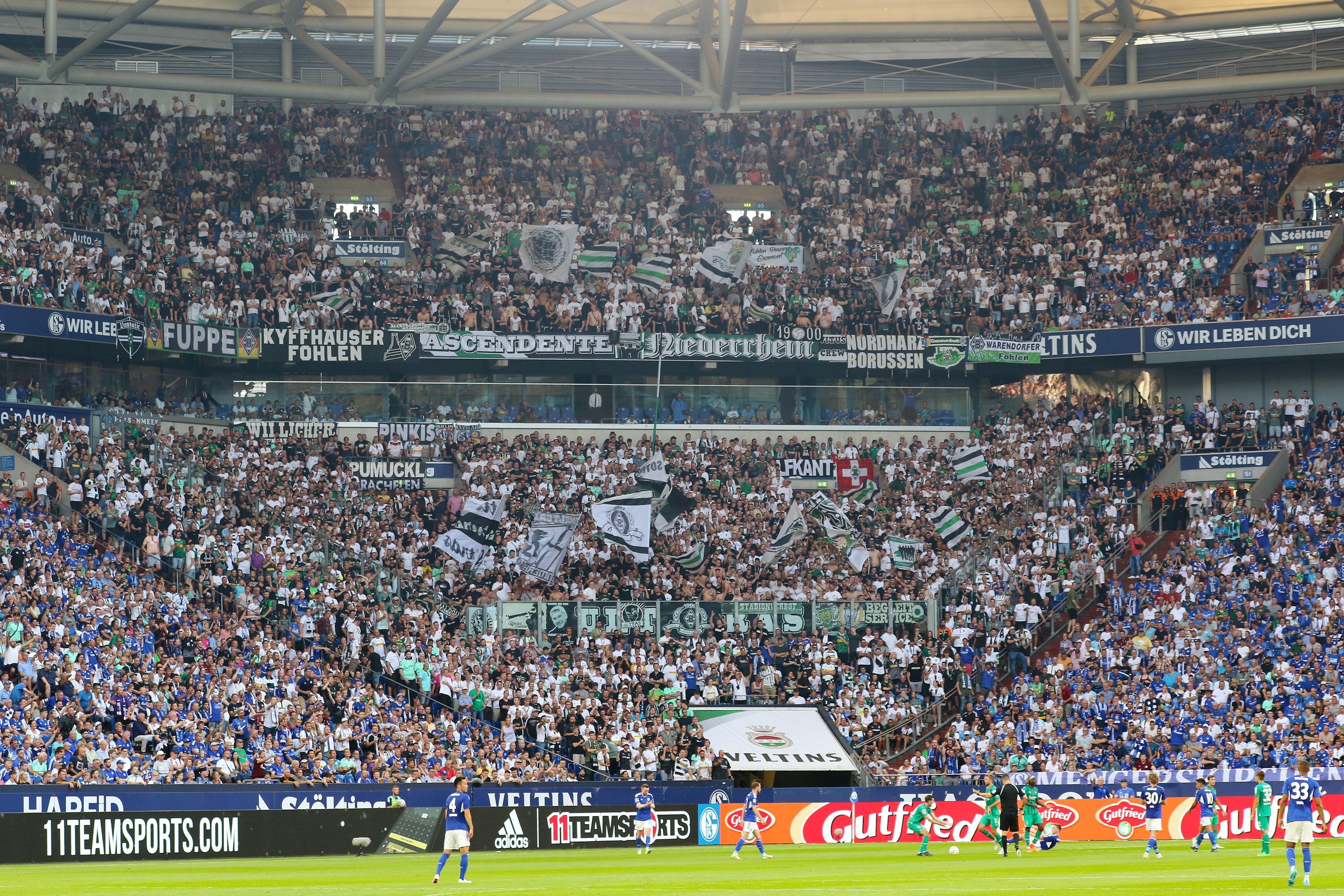 Tausende Fans von Fußball-Bundesligist Borussia Mönchengladbach im Gästeblock der Arena während des Tospiels beim FC Schalke 04 am 13. August 2022. Zu sehen sind Fahnen und Banner.