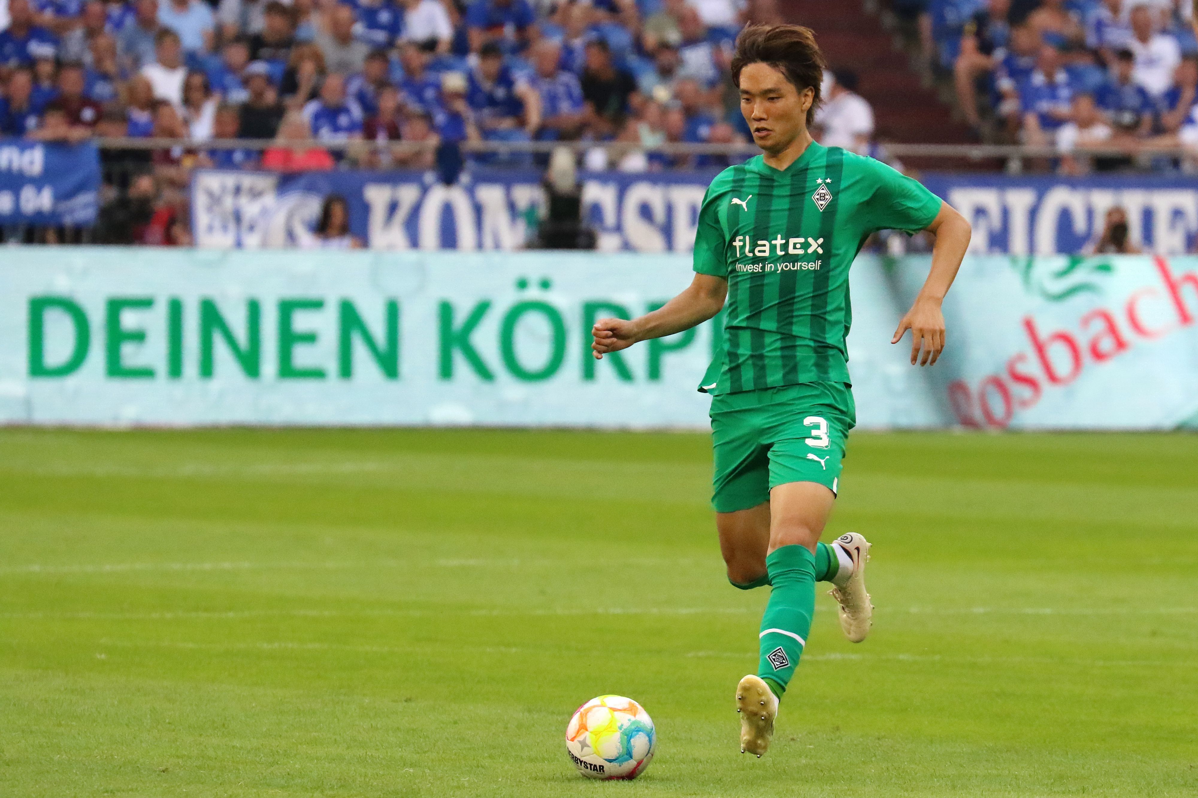Ko Itakura von Borussia Mönchengladbach am 13. August 2022 beim Auswärtsspiel beim FC Schalke 04.