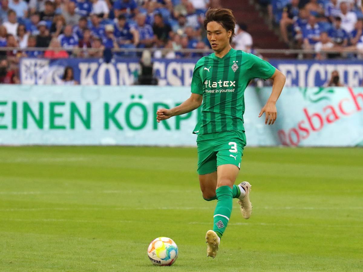 Ko Itakura von Borussia Mönchengladbach am 13. August 2022 beim Auswärtsspiel beim FC Schalke 04.
