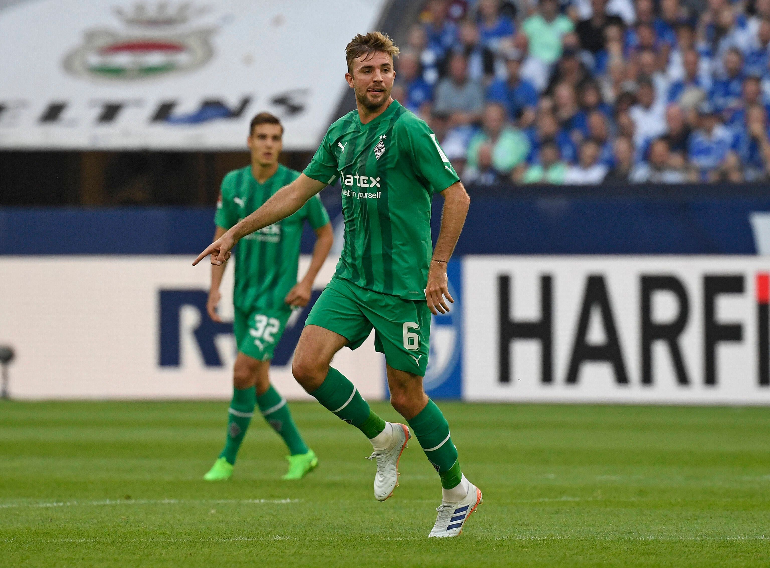 Christoph Kramer von Borussia Mönchengladbach erlebte am Samstag (13. August 2022) mit seinem Team ein bitteres Last-Minute-Remis beim FC Schalke 04. Das Foto zeigt ihn bei diesem Spiel in Aktion.