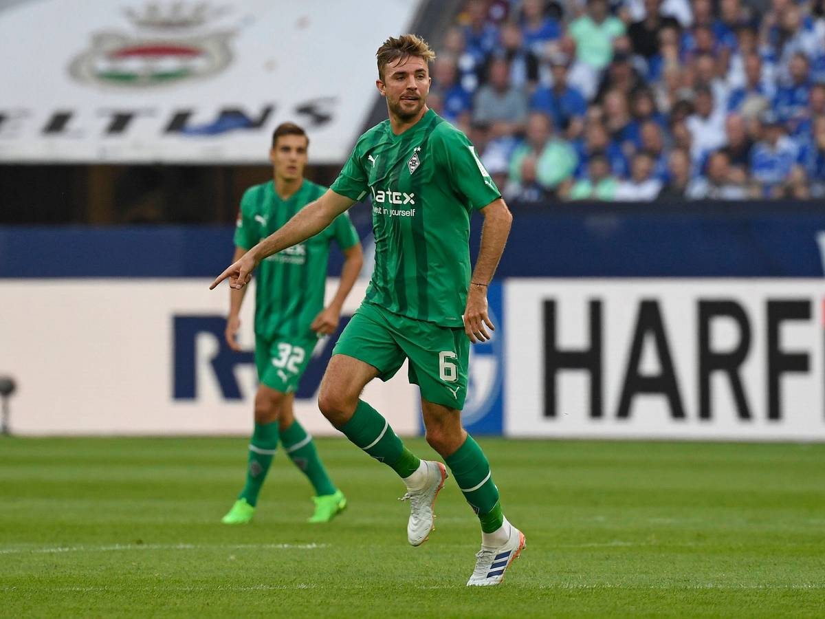Christoph Kramer von Borussia Mönchengladbach erlebte am Samstag (13. August 2022) mit seinem Team ein bitteres Last-Minute-Remis beim FC Schalke 04. Das Foto zeigt ihn bei diesem Spiel in Aktion.