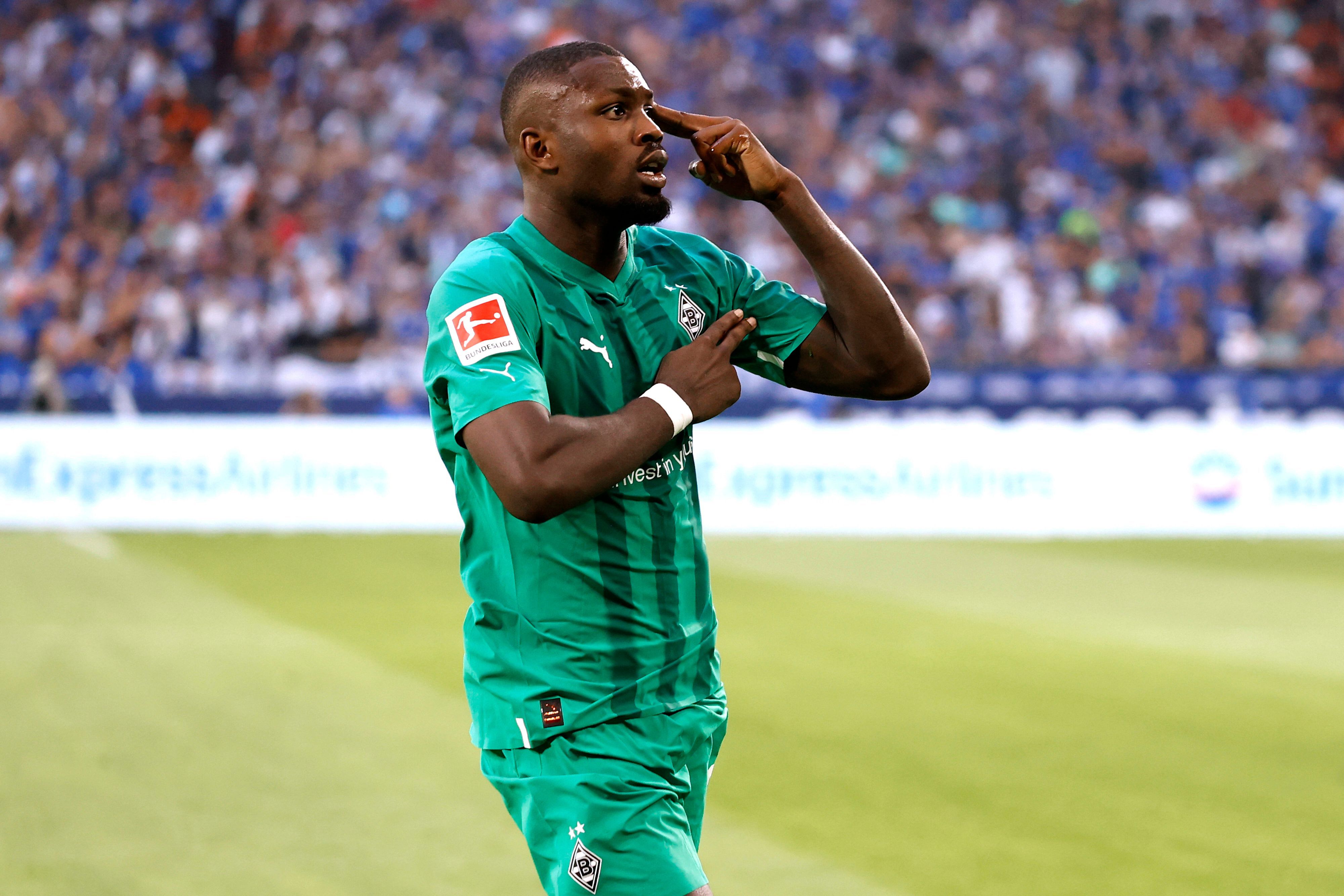 Marcus Thuram von Borussia Mönchengladbach jubelt nach seinem Abstauber Tor zum 1 : 2 beim Bundesliga-Duell gegen Schalke 04 am 13. August 2022.