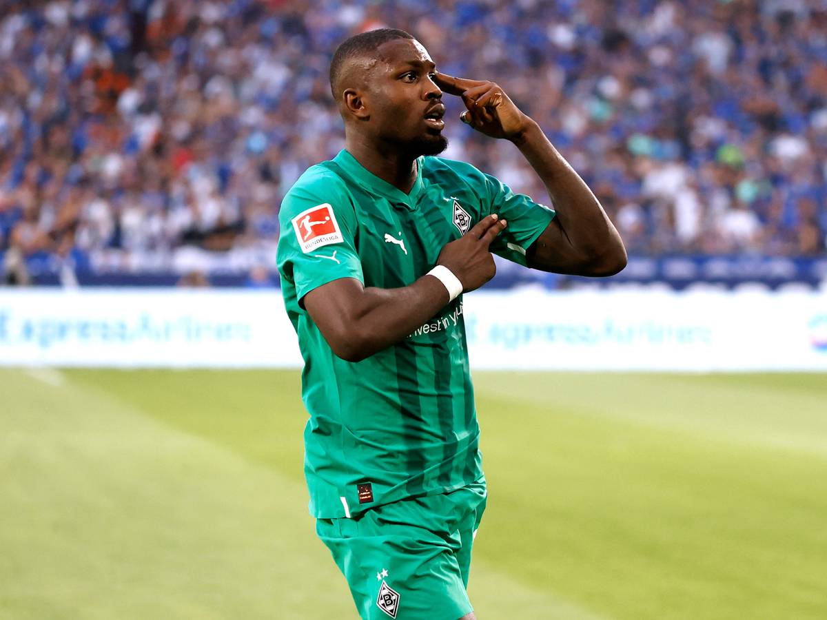 Marcus Thuram von Borussia Mönchengladbach jubelt nach seinem Abstauber Tor zum 1 : 2 beim Bundesliga-Duell gegen Schalke 04 am 13. August 2022.