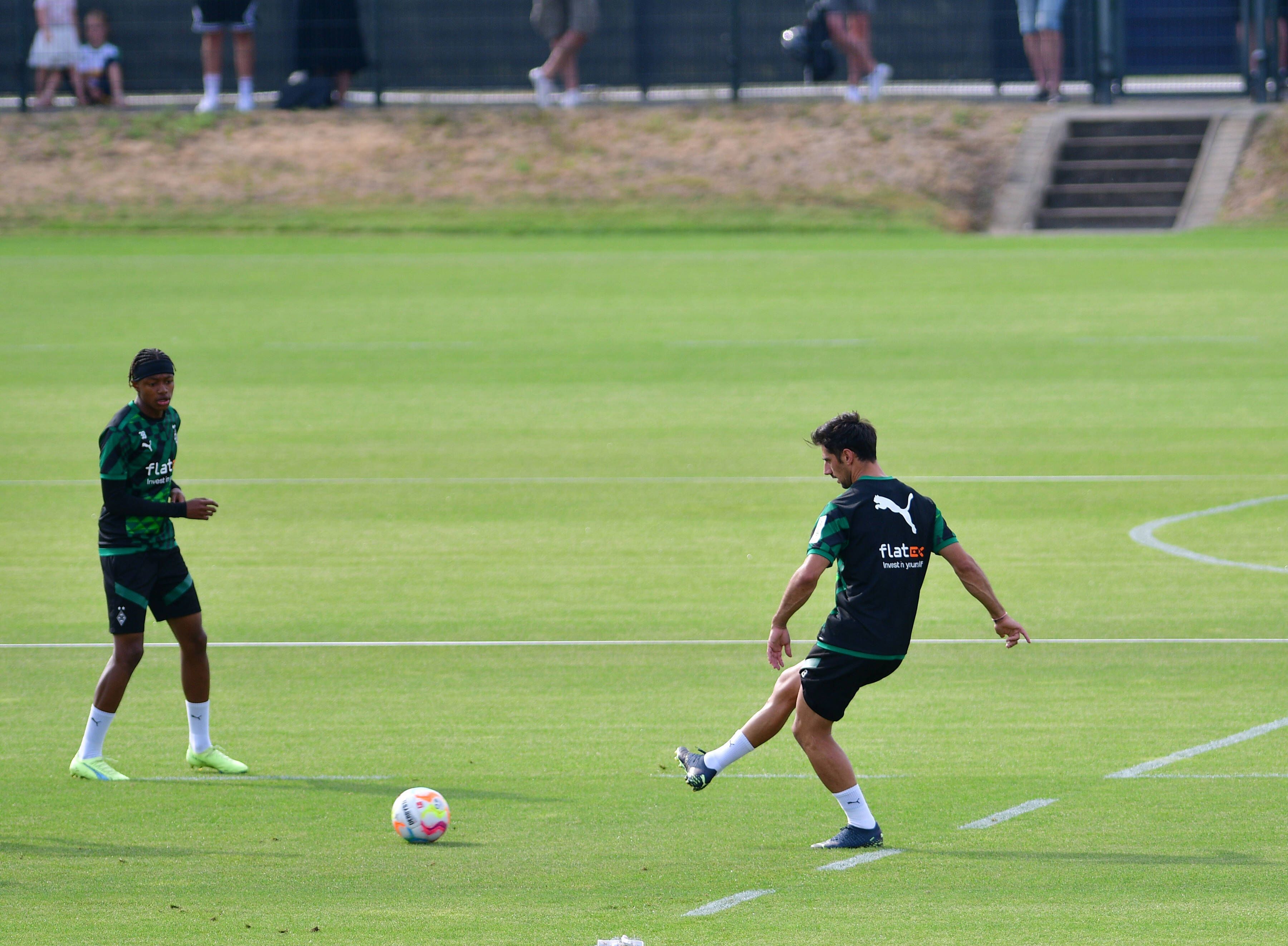 Lars Stindl (r.) von Borussia Mönchengladbach befindet sich nach seiner Faszien-Verletzung im Oberschenkel wieder im Training. Das Foto zeigt den Gladbach-Kapitän bei einer Übung mit Ball am 16. August 2022 auf dem Trainingsplatz im Borussia-Park.