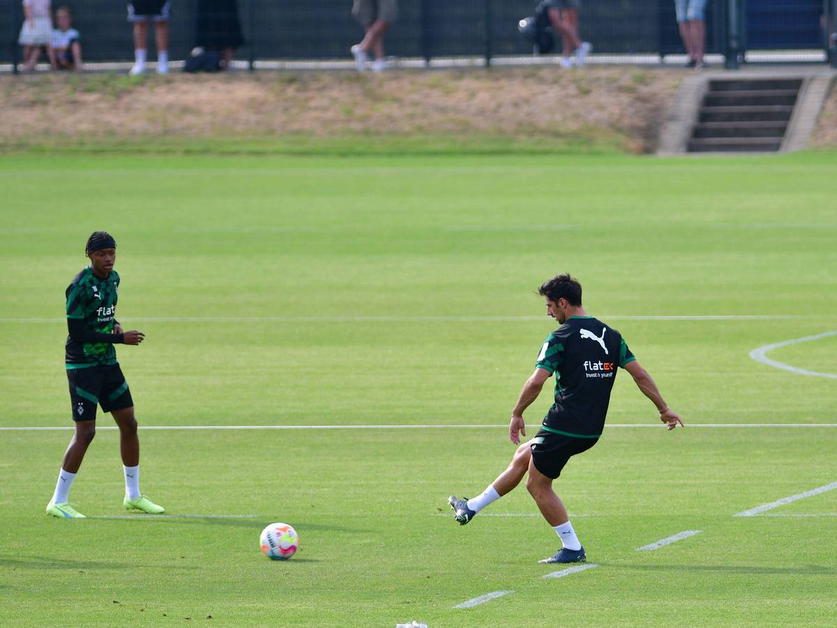 Lars Stindl (r.) von Borussia Mönchengladbach befindet sich nach seiner Faszien-Verletzung im Oberschenkel wieder im Training. Das Foto zeigt den Gladbach-Kapitän bei einer Übung mit Ball am 16. August 2022 auf dem Trainingsplatz im Borussia-Park.