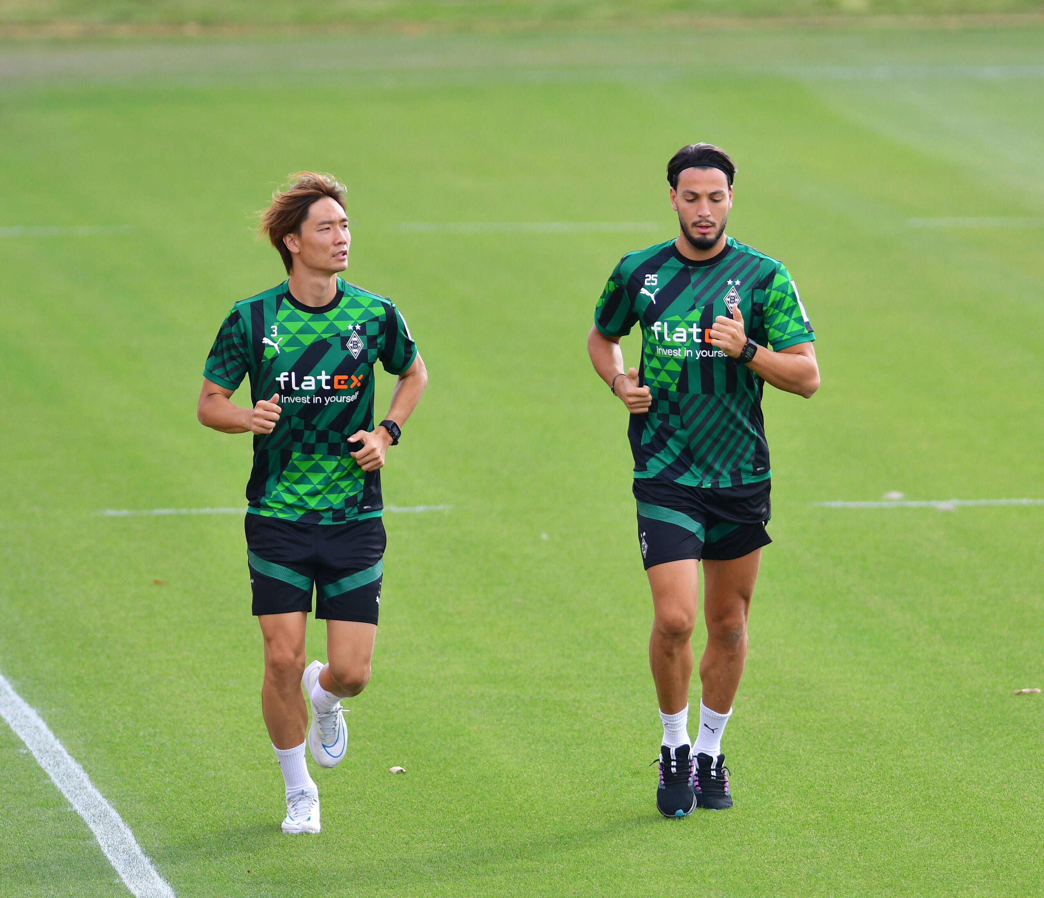 Ko Itakura (l.) und Ramy Bensebaini (r.) von Borussia Mönchengladbach absolvierten zum Auftakt in die neue Trainingswoche am 16. August 2022 nur eine individuelle Einheit.