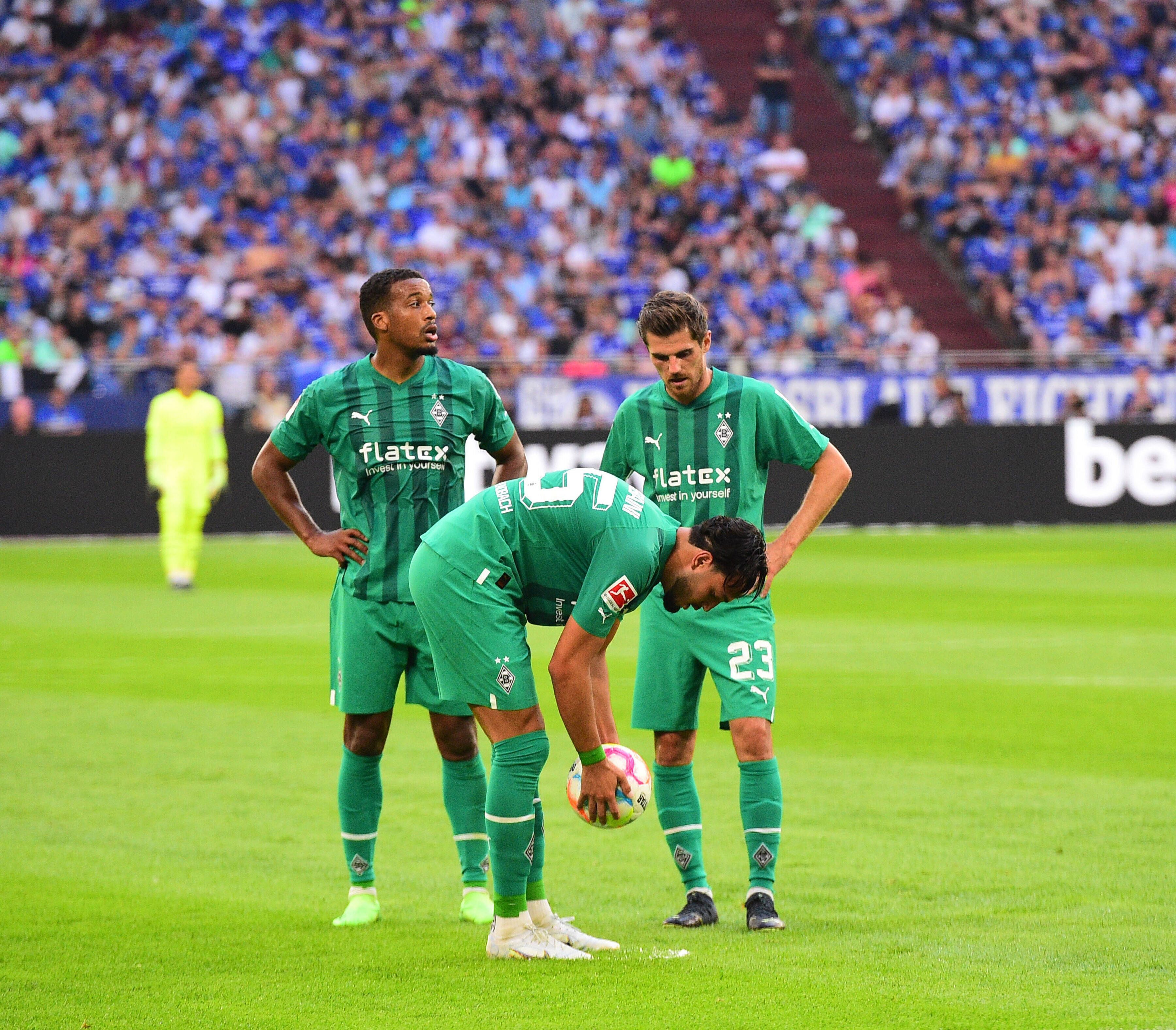 Alassane Plea (l.) und Jonas Hofmann (r.) beim Bundesliga-Spiel auf Schalke am 13. August 2022.
