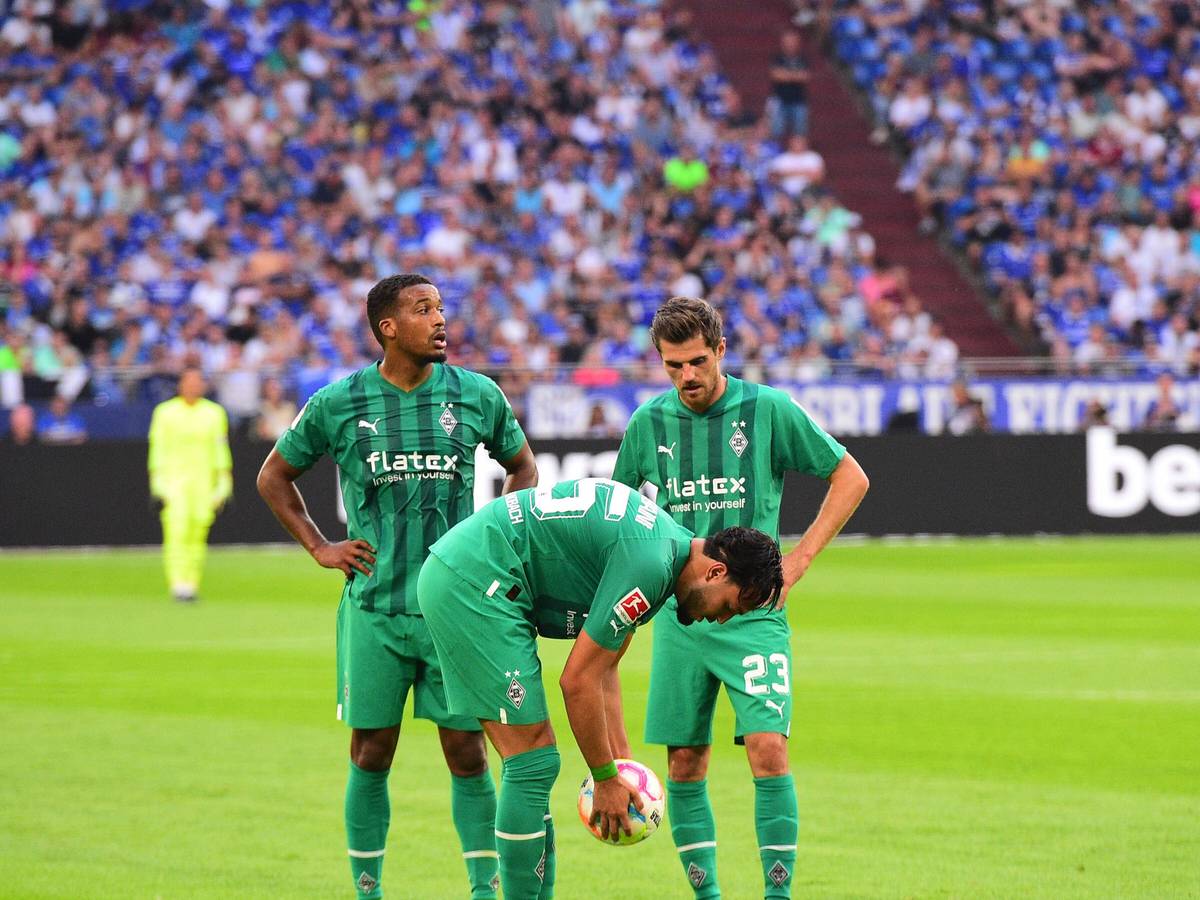 Alassane Plea (l.) und Jonas Hofmann (r.) beim Bundesliga-Spiel auf Schalke am 13. August 2022.
