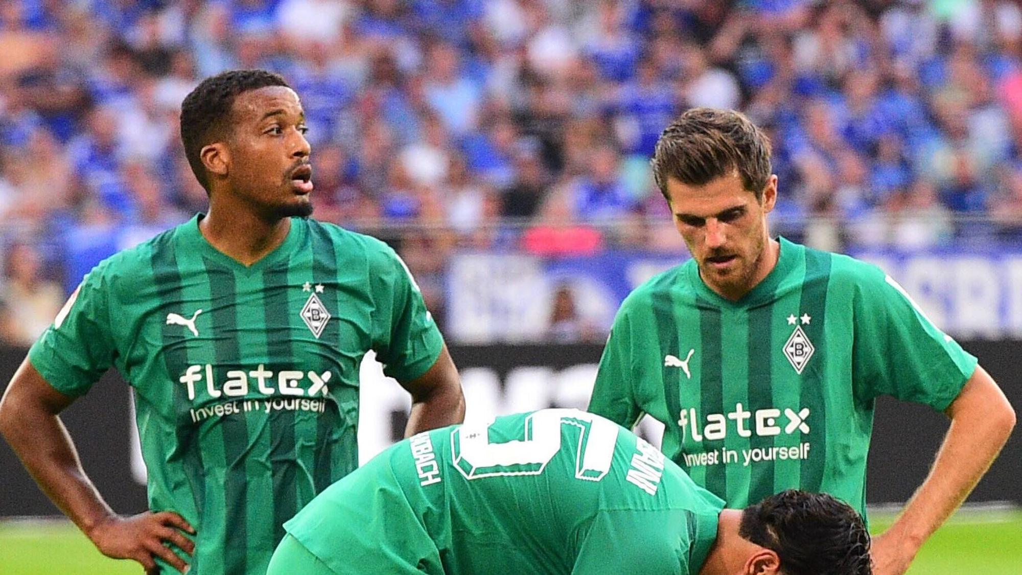 Alassane Plea (l.) und Jonas Hofmann (r.) beim Bundesliga-Spiel auf Schalke am 13. August 2022.