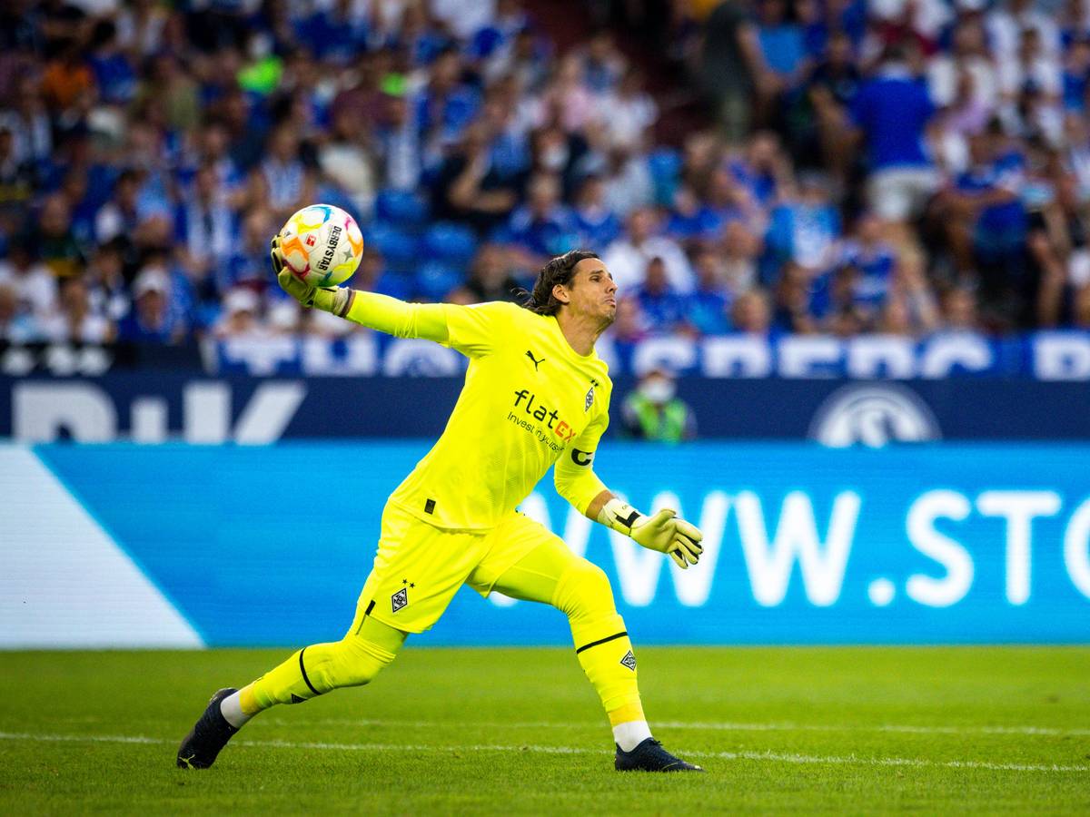 Gladbach-Star, Führungsspieler, Fan-Liebling: Der Schweizer Nationaltorhüter Yann Sommer, auf diesem Foto am 13. August 2022 beim Bundesliga-Spiel auf Schalke zu sehen.