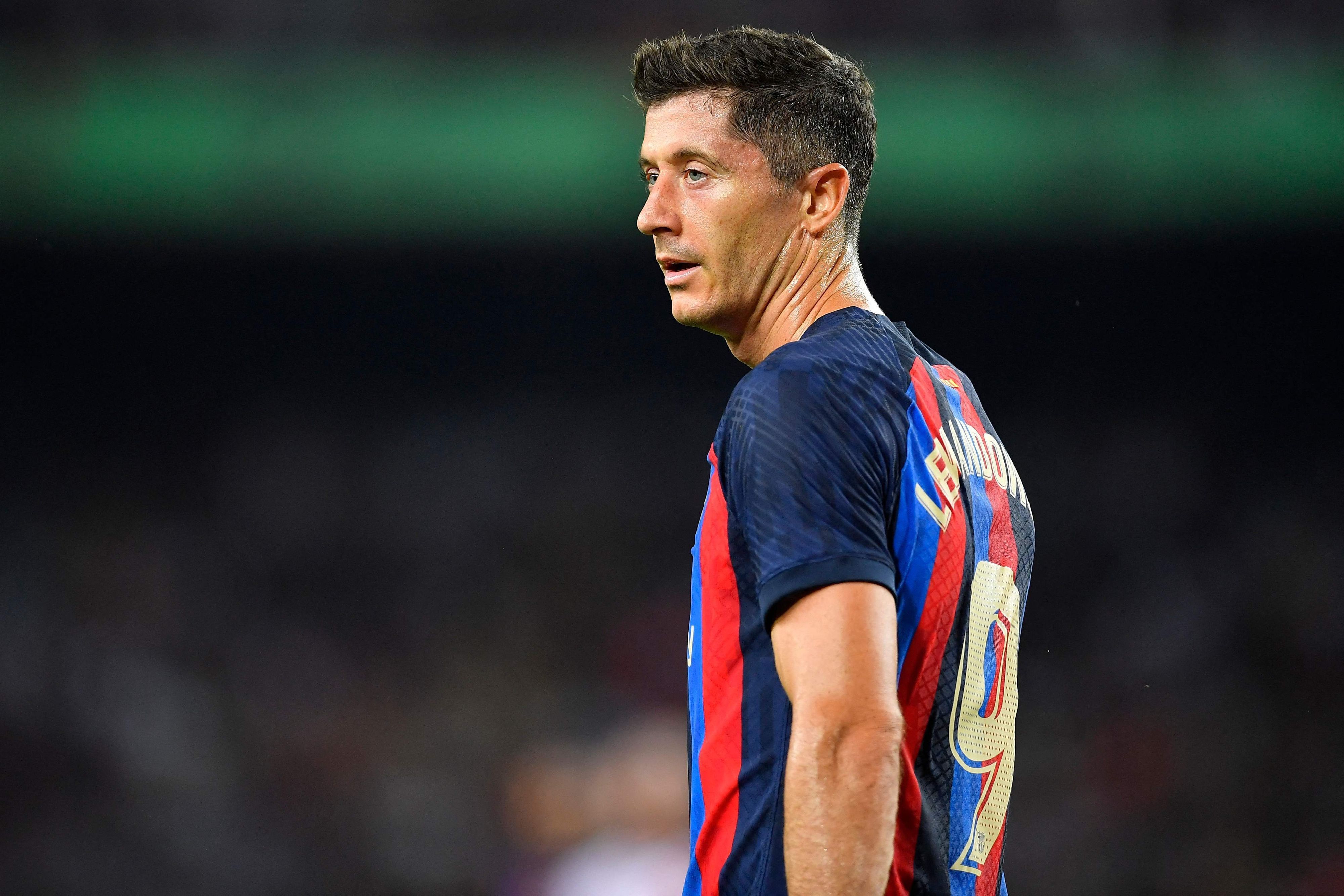 Ex-Bayern-München-Stürmer Robert Lewandowski, hier am 13. August 2022 im Spiel seines neuen Vereins FC Barcelona gegen Rayo Vallecano zu sehen. Er schaut zur Seite.